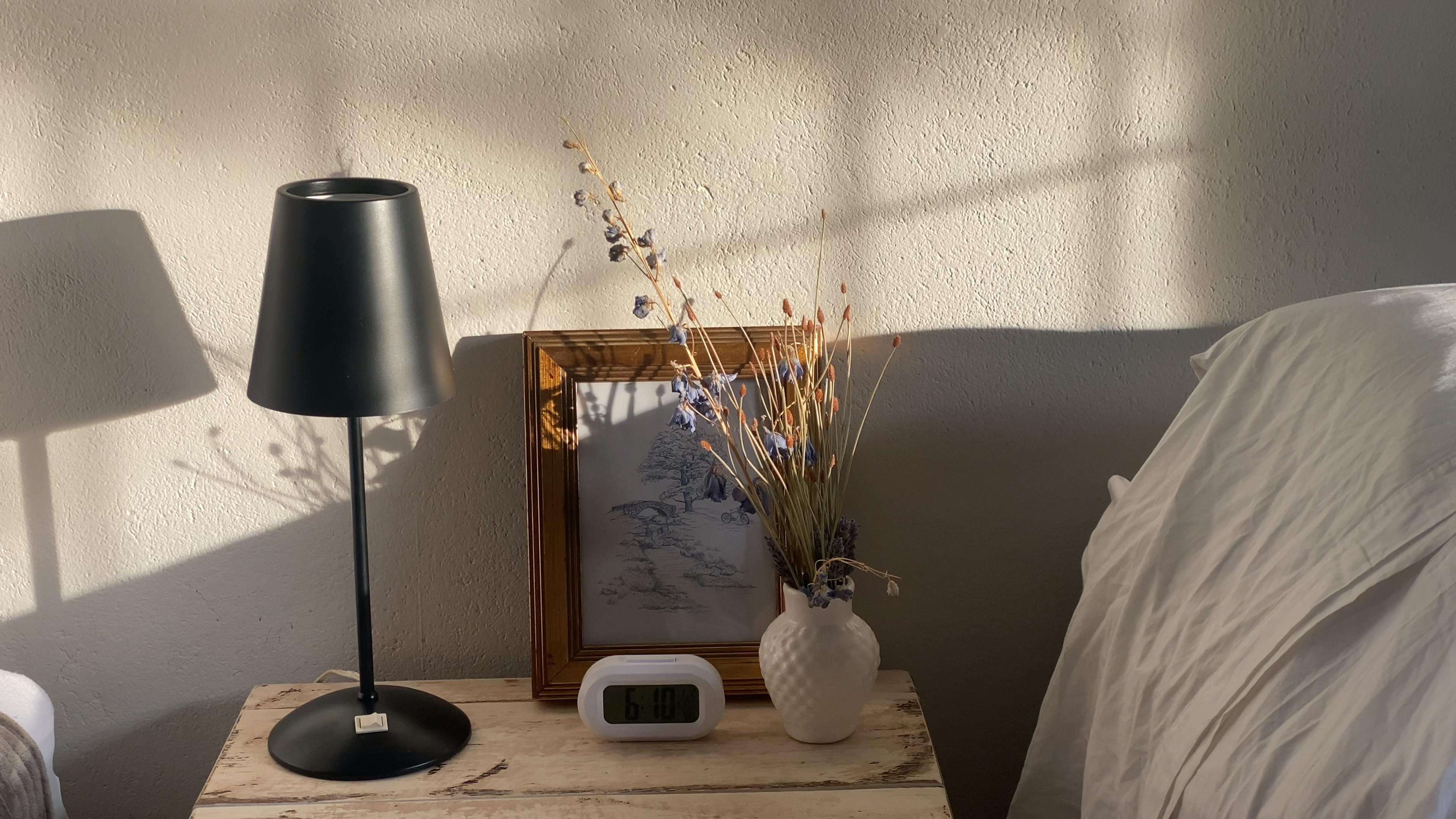 Ücretsiz #kapalı, ahşap masa, barışçıl içeren Ücretsiz stok fotoğraf Stok Fotoğraflar