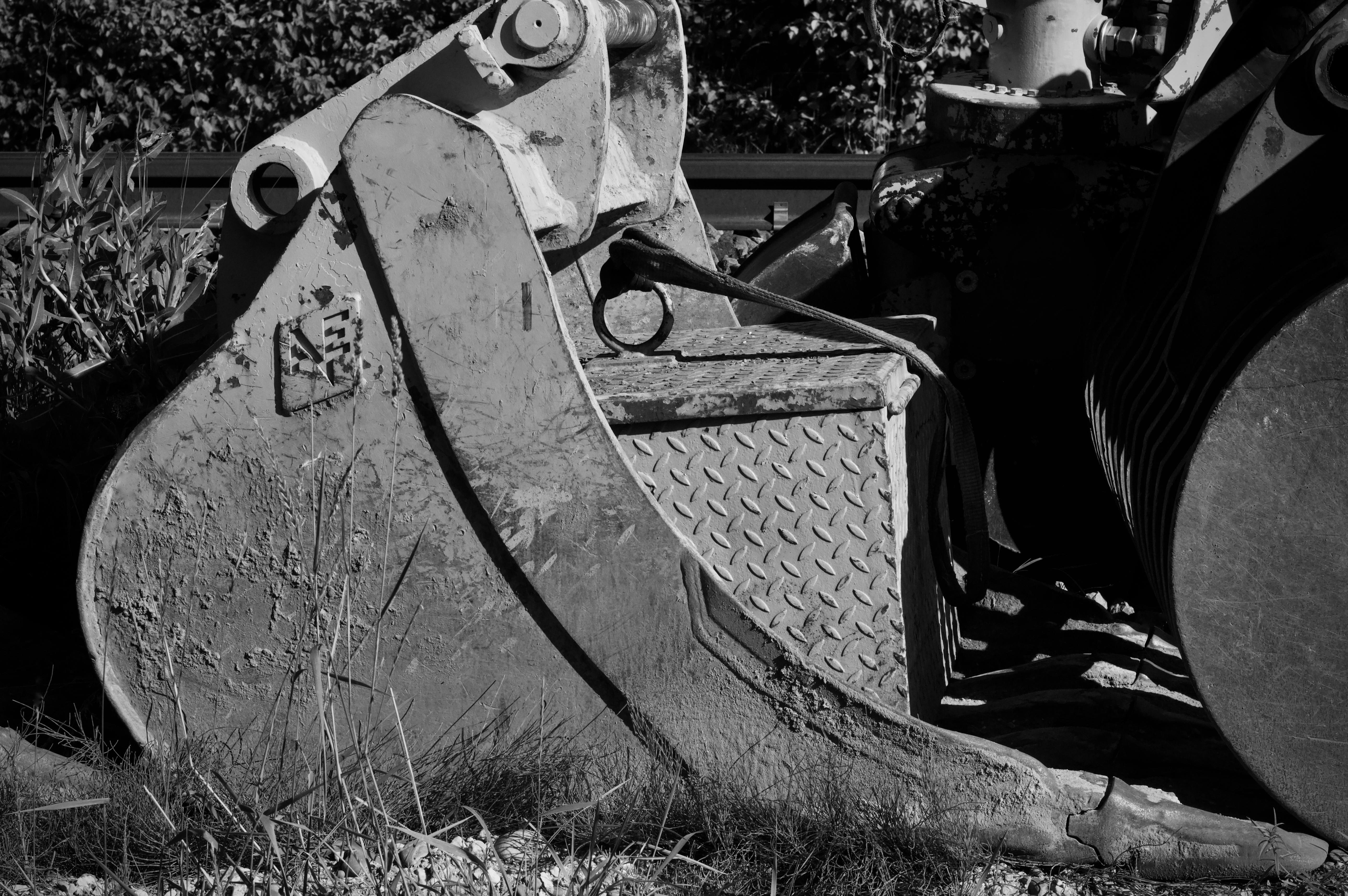 Δωρεάν Μονόχρωμη εικόνα ενός κάδου εκσκαφέα σε ένα εργοτάξιο. Φωτογραφία από στοκ φωτογραφιών