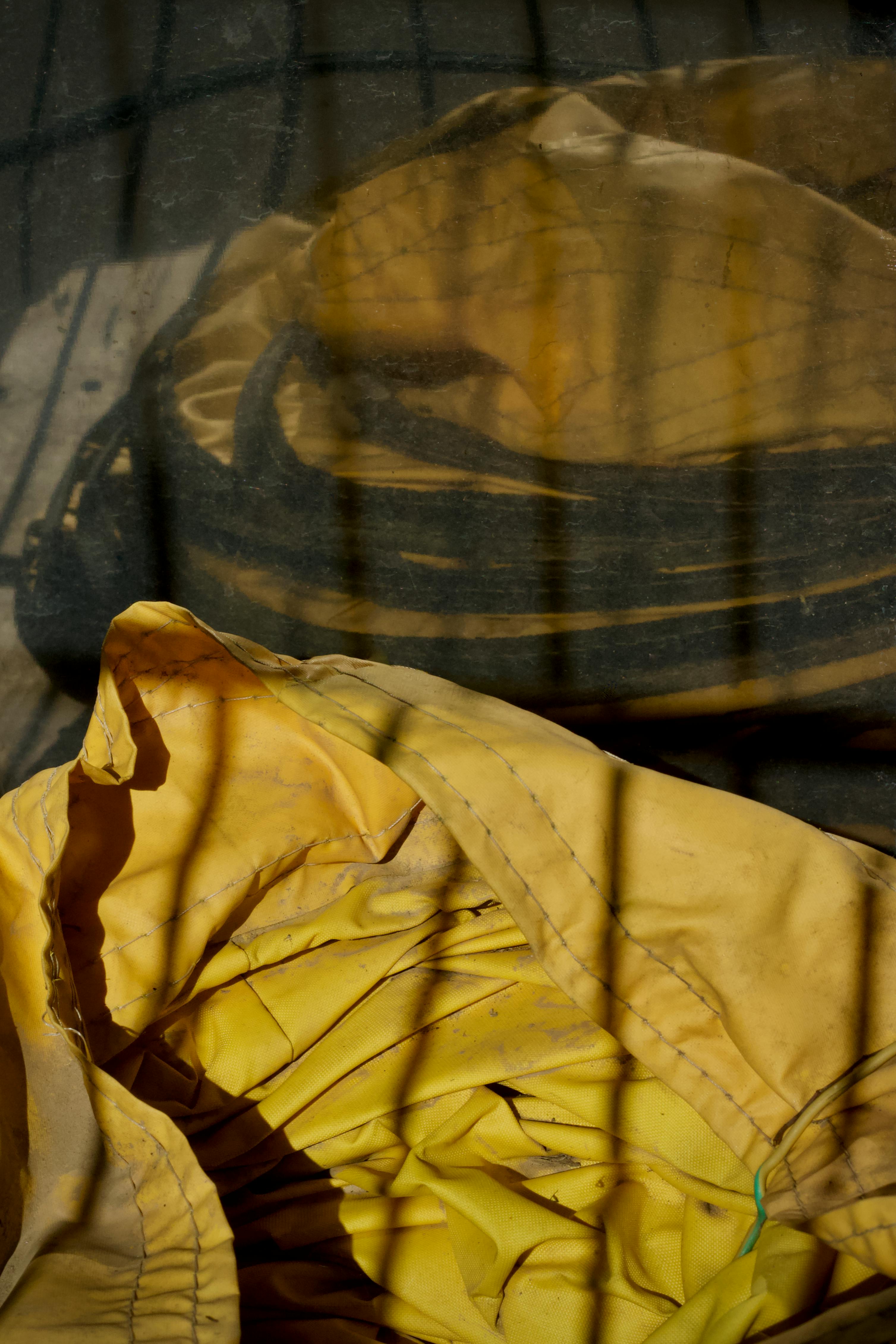 Gratuit Materialul galben drapat creează un model abstract umbrit. Fotografie de stoc