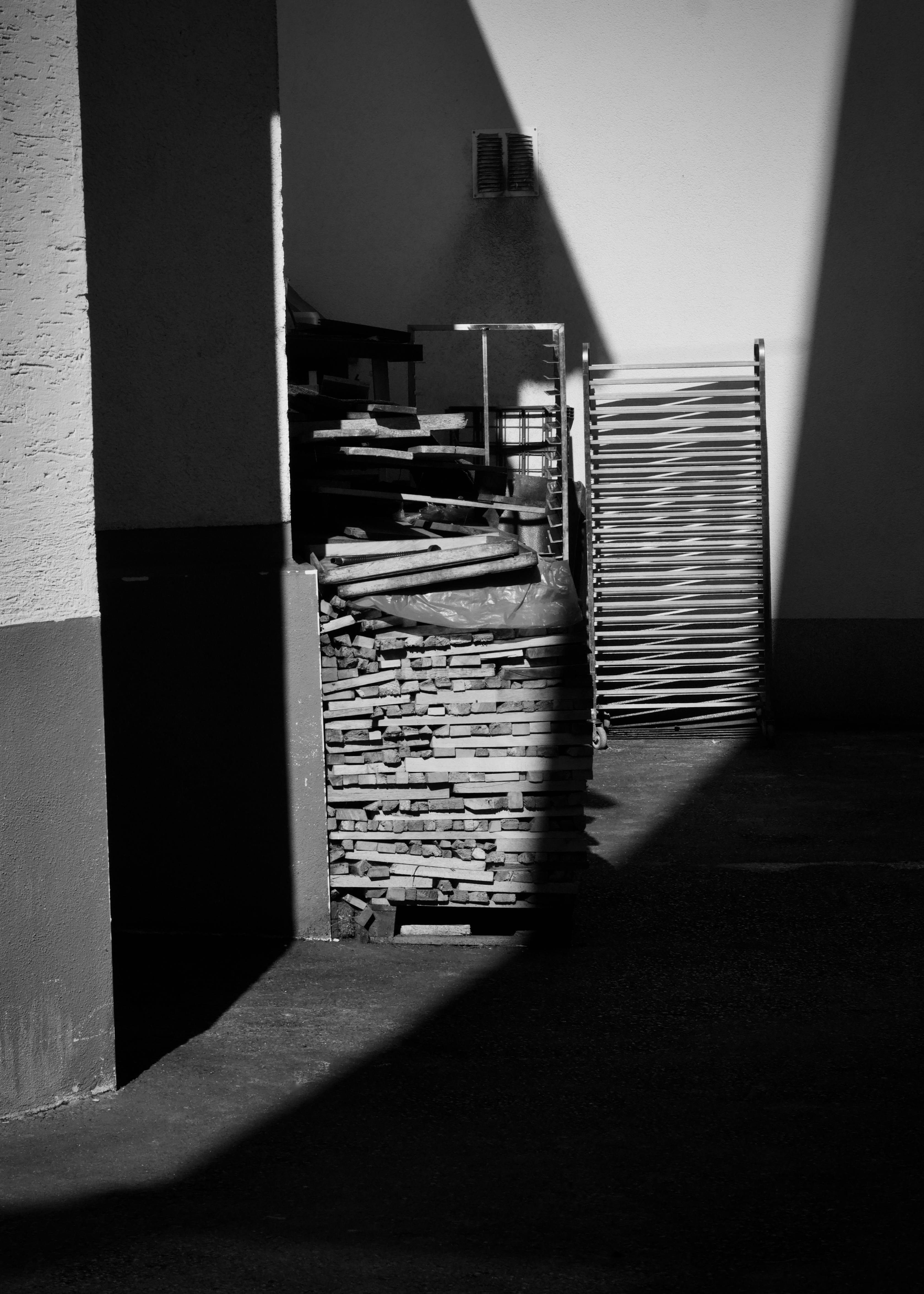 Gratis Dramática fotografía en blanco y negro de una pila de leña en un espacio interior sombreado. Foto de stock