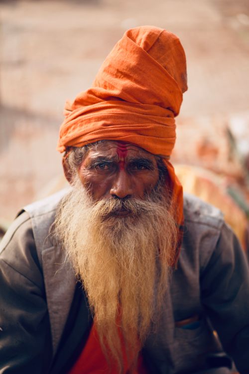 Free Portrait of an elderly Hindu sadhu in traditional attire, capturing spiritual intensity. Stock Photo