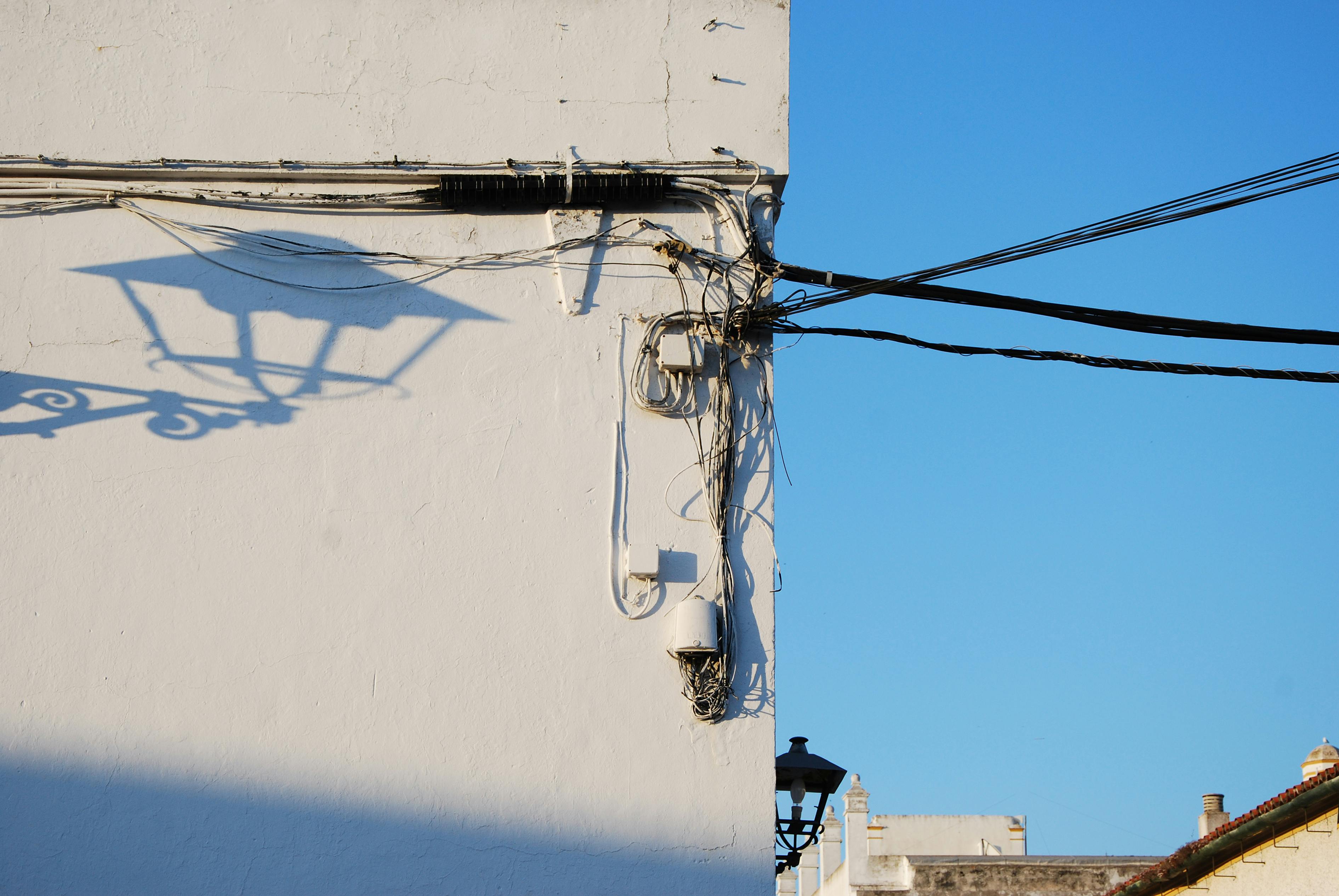 Ücretsiz @dış mekan, artistik, Beyaz duvar içeren Ücretsiz stok fotoğraf Stok Fotoğraflar