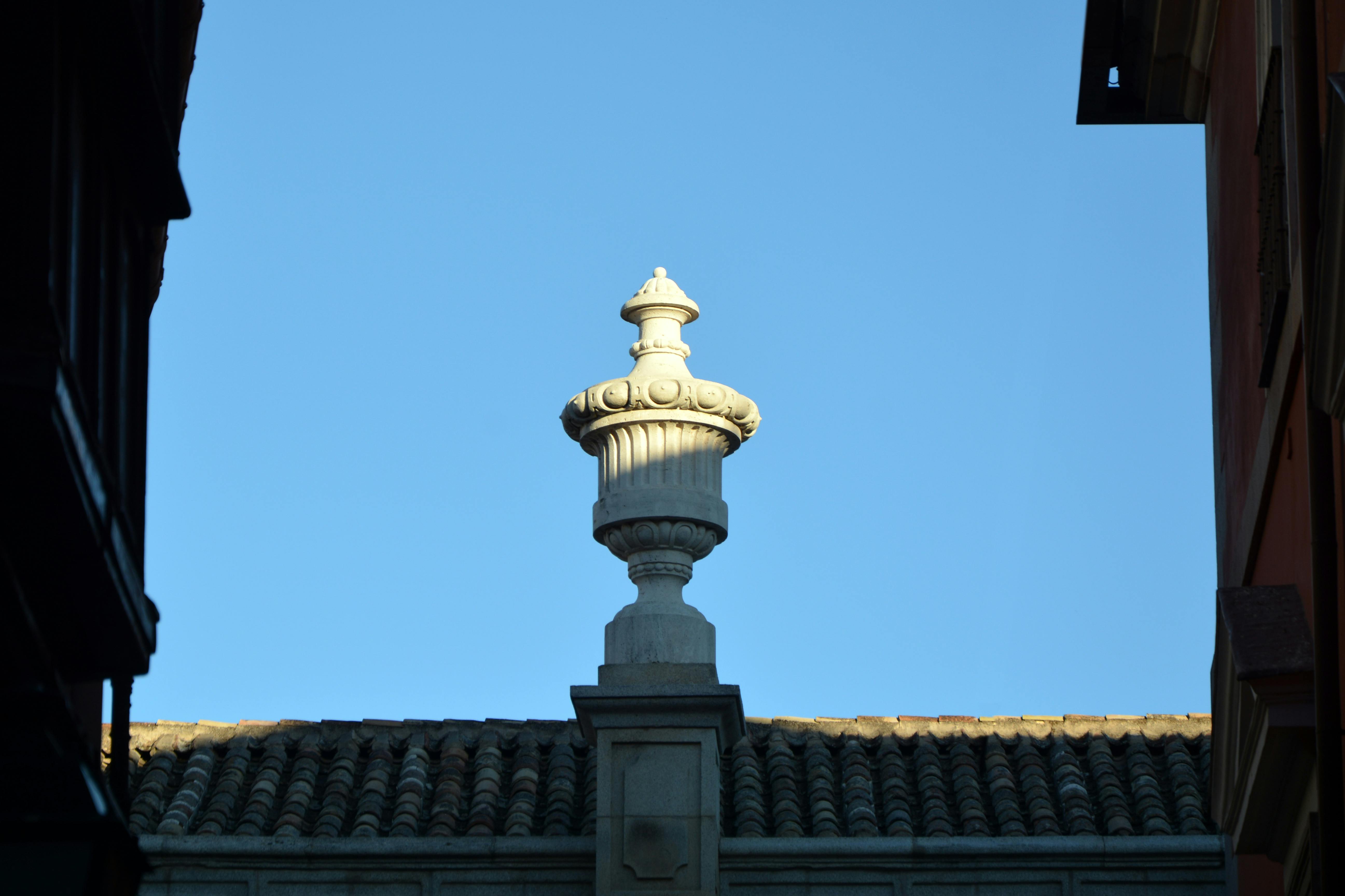 無料 鮮やかな青空を背景にした見事な建築的特徴が、クラシックな優雅さをとらえています。 写真素材