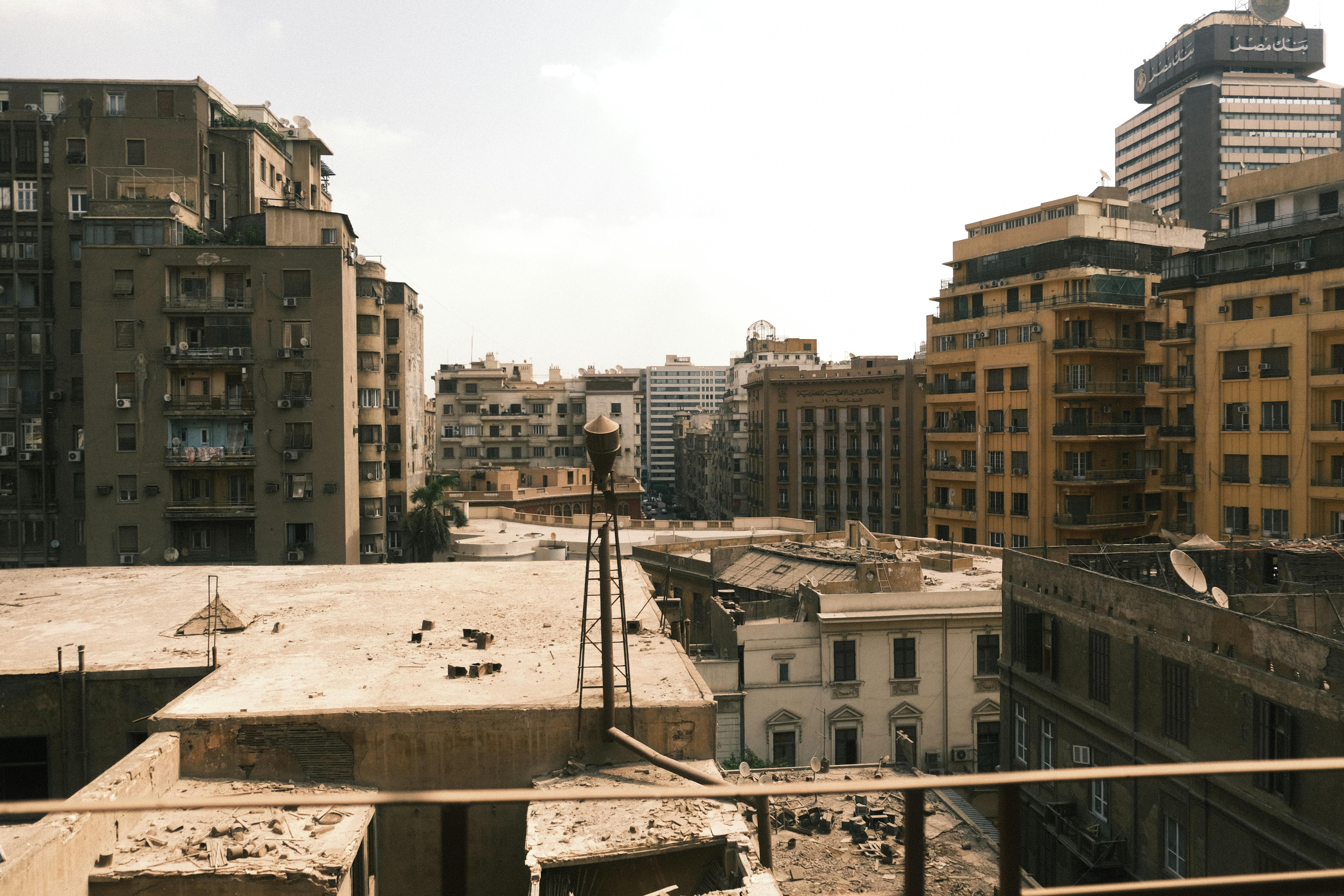 Kostenlos Ein beeindruckender Blick auf die urbane Architektur Kairos mit historischen und modernen Gebäuden unter strahlend blauem Himmel. Stock-Foto