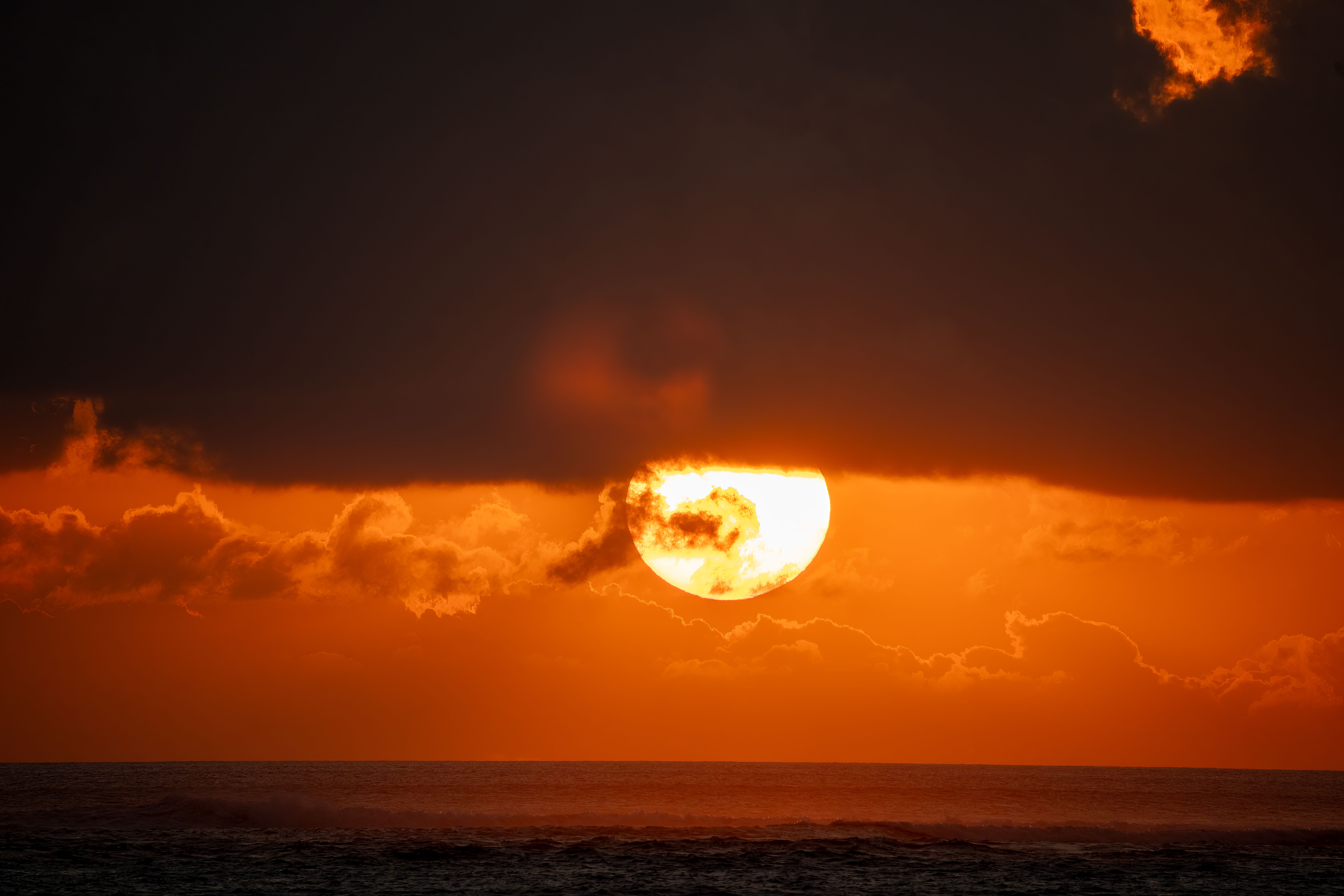 Stunning Bali Sunset Over Ocean Horizon · Free Stock Photo
