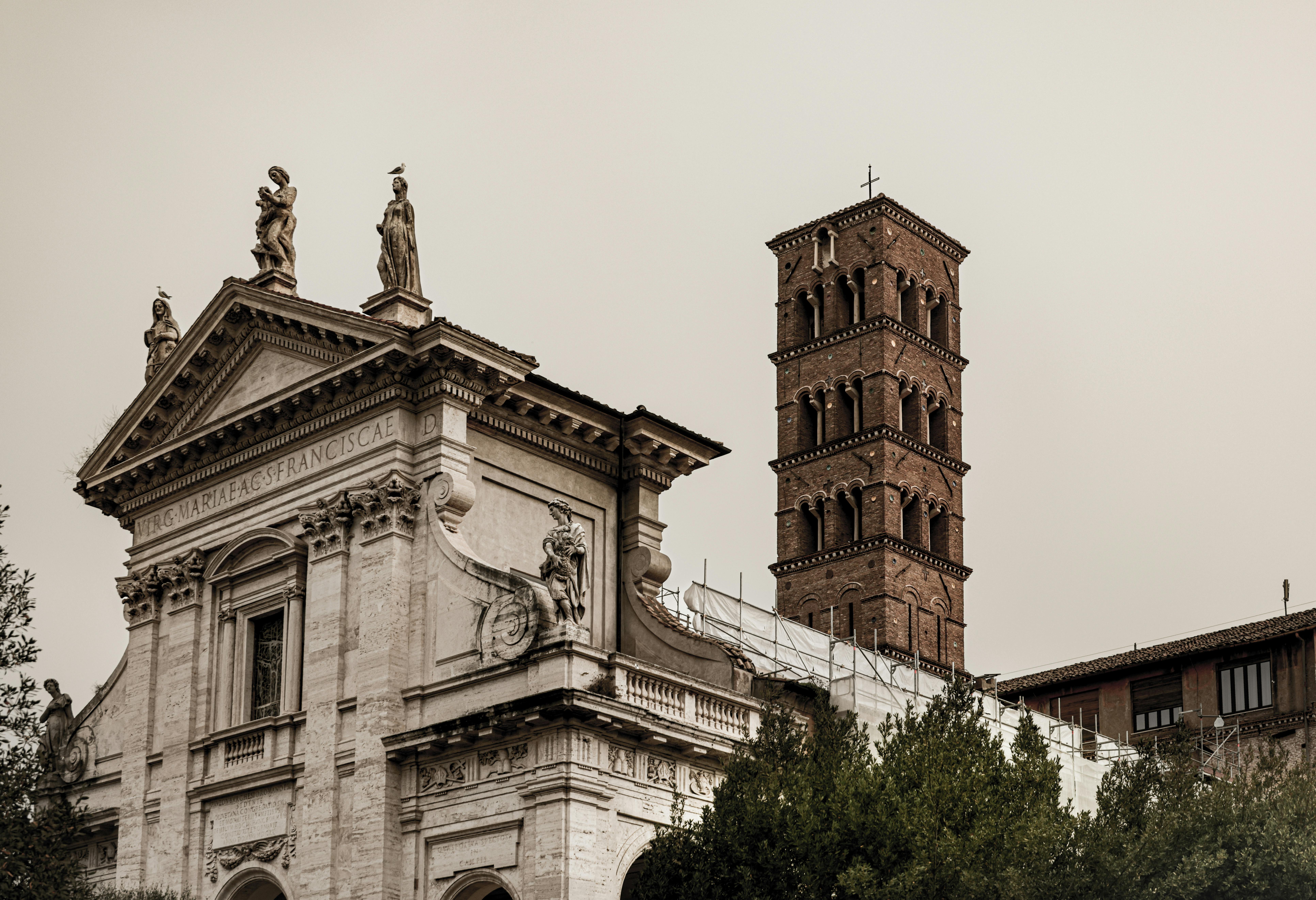Gratuit Vedere uimitoare a bisericii Santa Francesca Romana și a turnului clopotniță din Roma, un reper arhitectural emblematic. Fotografie de stoc