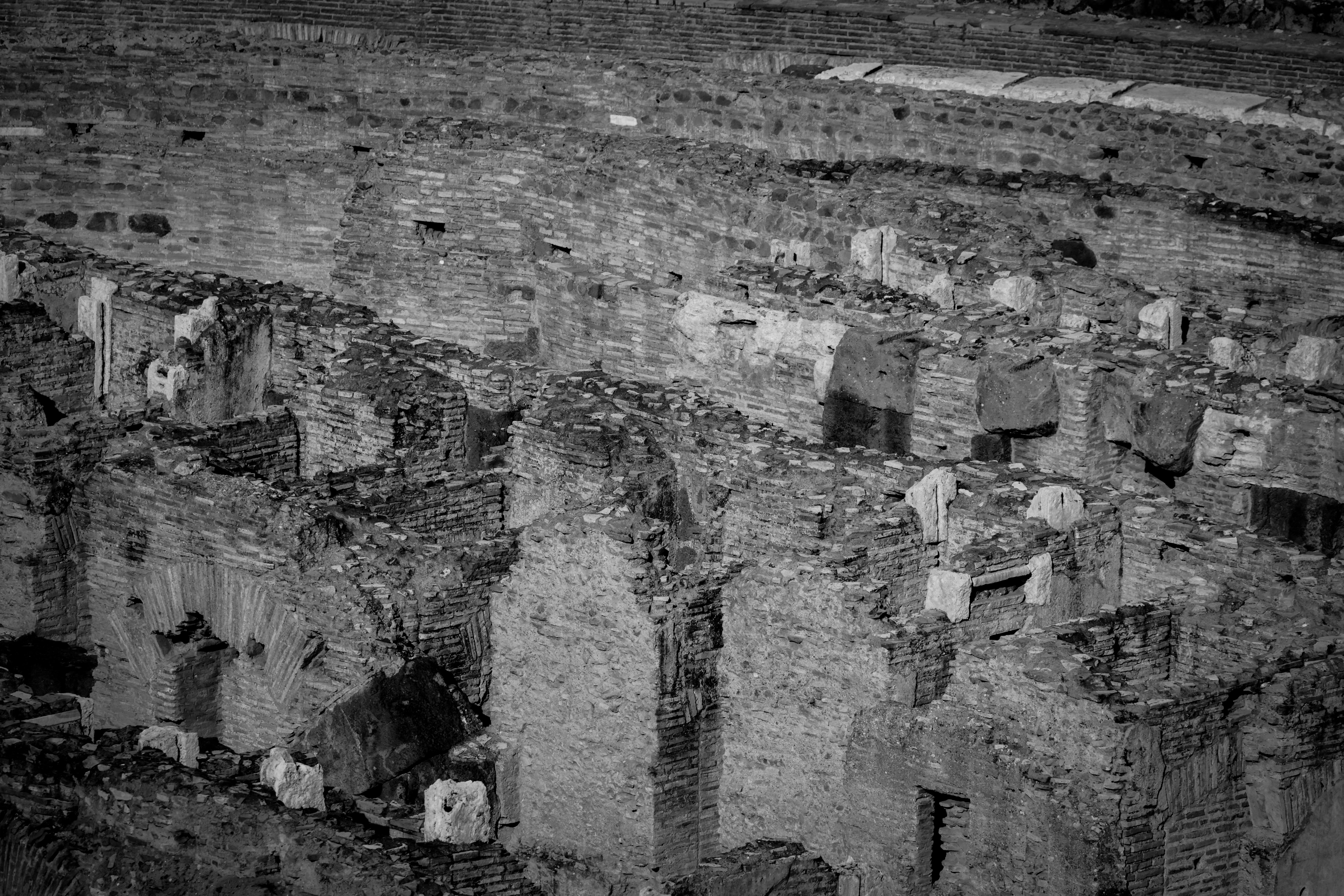 Δωρεάν Μια εντυπωσιακή ασπρόμαυρη φωτογραφία ερειπίων αρχαίου ρωμαϊκού αμφιθεάτρου που παρουσιάζει ιστορική αρχιτεκτονική. Φωτογραφία από στοκ φωτογραφιών