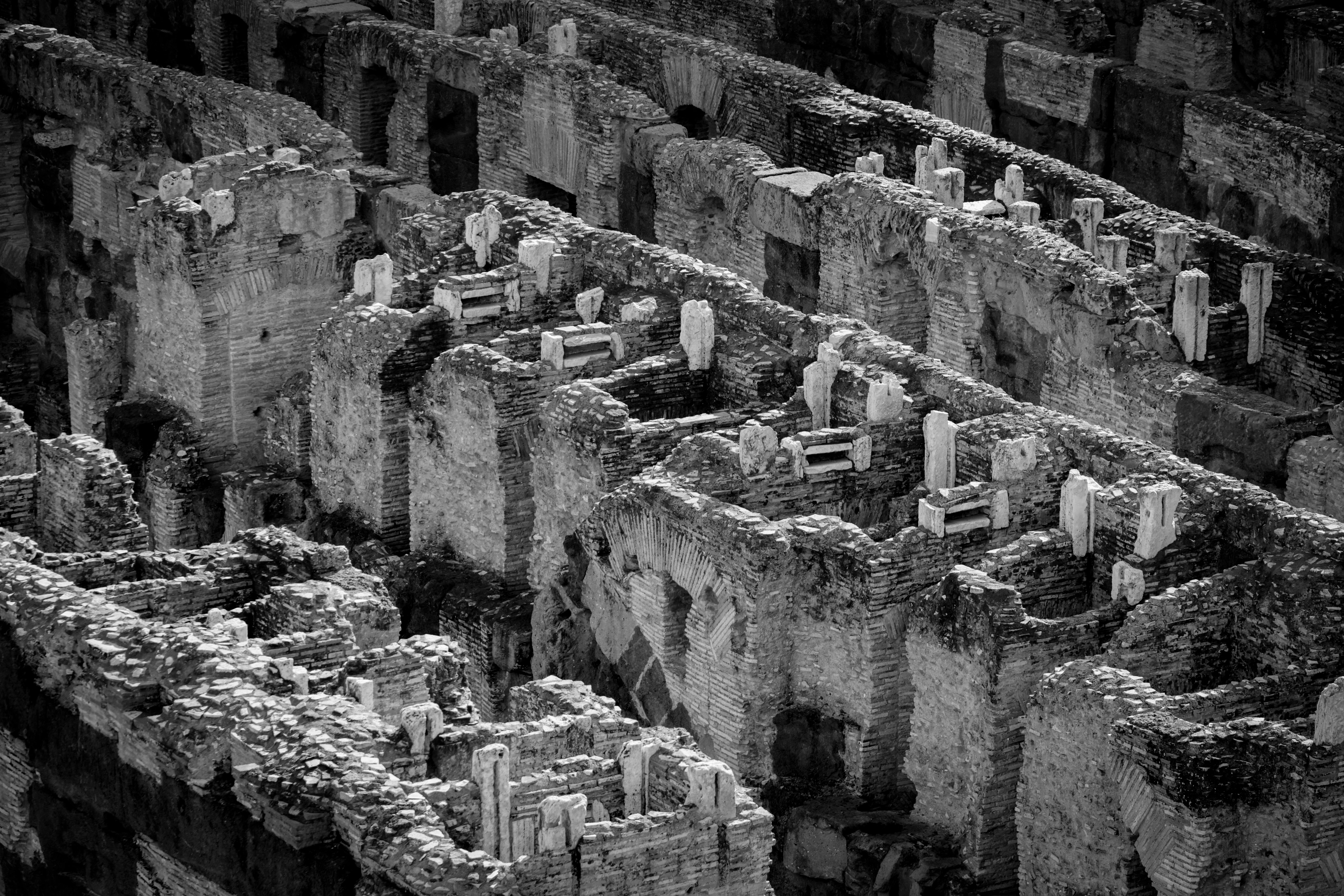 Δωρεάν Μονόχρωμη αεροφωτογραφία των αρχαίων ερειπίων του Κολοσσαίου, που παρουσιάζει ιστορική αρχιτεκτονική. Φωτογραφία από στοκ φωτογραφιών