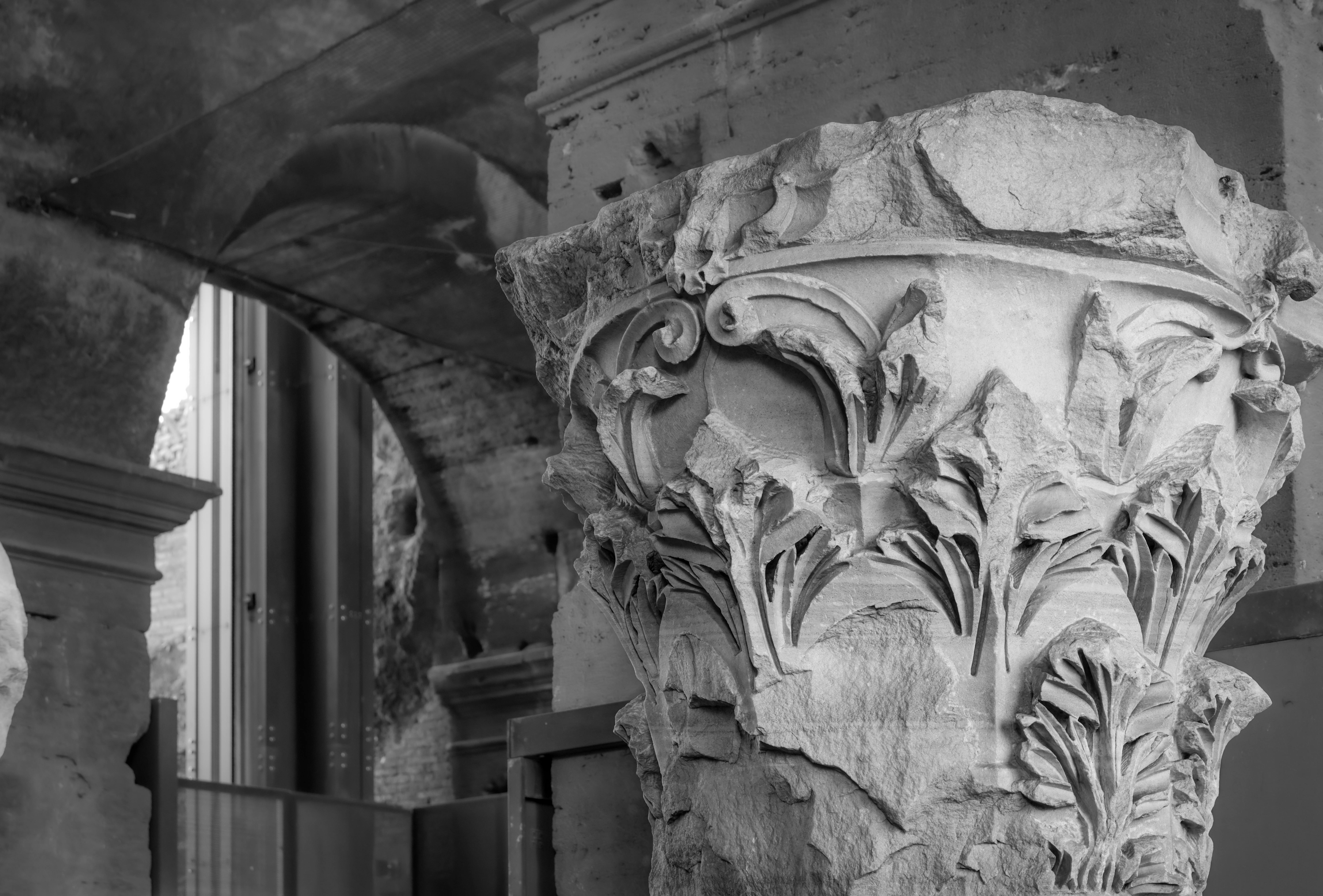 Δωρεάν Περίτεχνα σκαλισμένο κορινθιακό κιονόκρανο σε ασπρόμαυρο χρώμα, που αναδεικνύει την αρχαία ρωμαϊκή αρχιτεκτονική. Φωτογραφία από στοκ φωτογραφιών