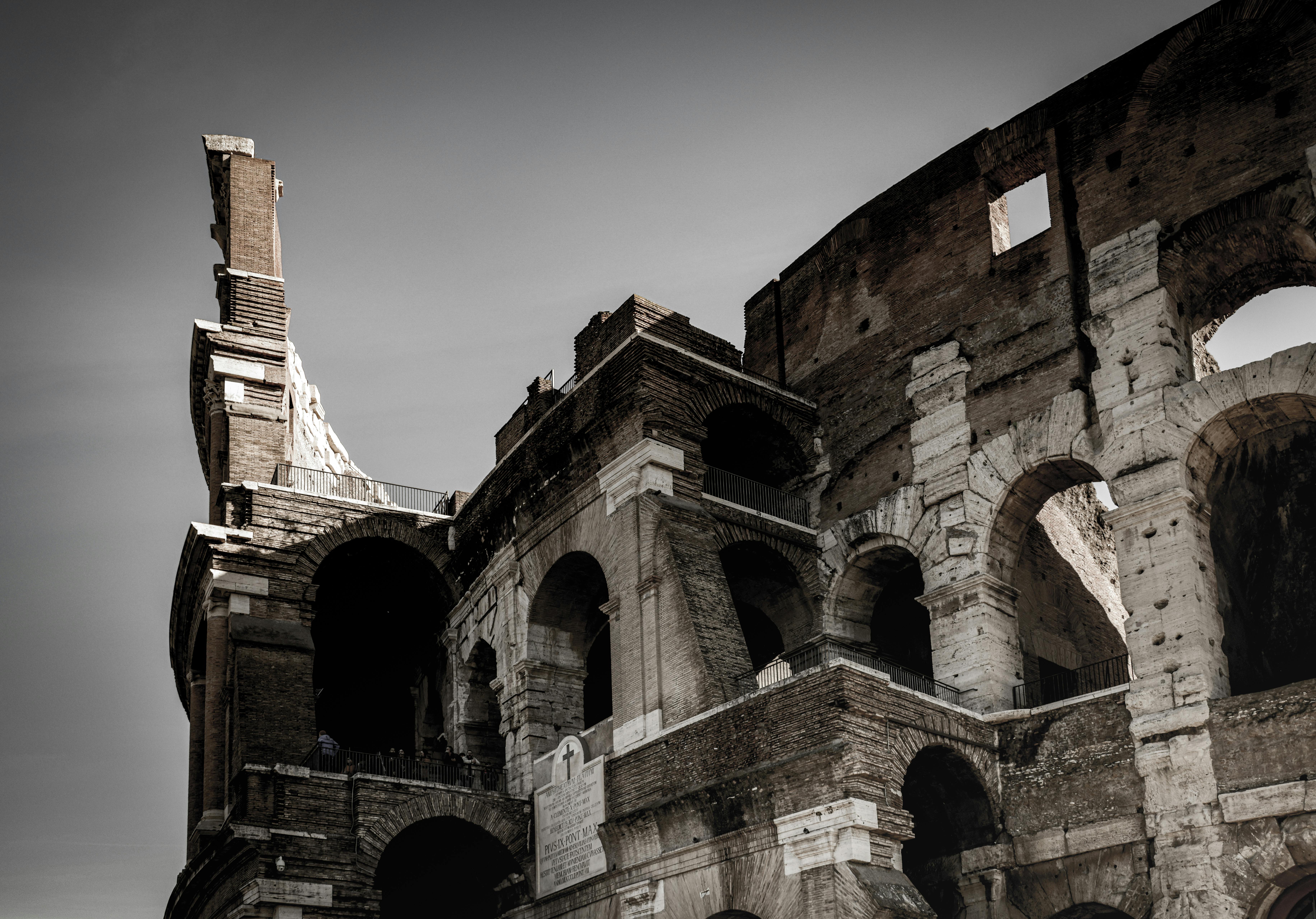 Gratis Pemandangan detail dari Koloseum bersejarah yang menampilkan arsitektur Romawi kuno. Foto Stok