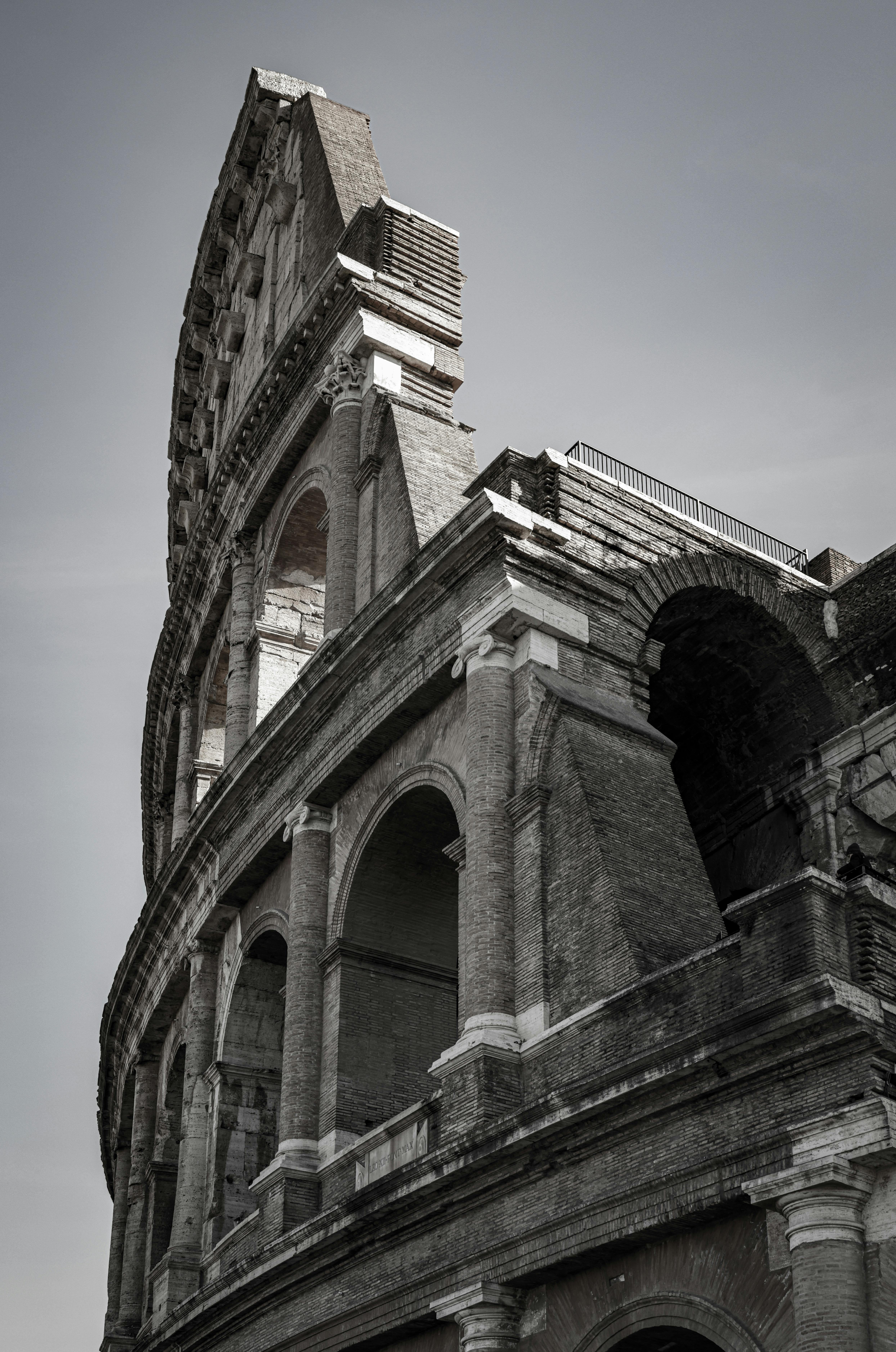 Ücretsiz İtalya'nın Roma şehrinde, berrak bir gökyüzü altında ikonik Roma Kolezyumu'nun çarpıcı bir açısı. Stok Fotoğraflar