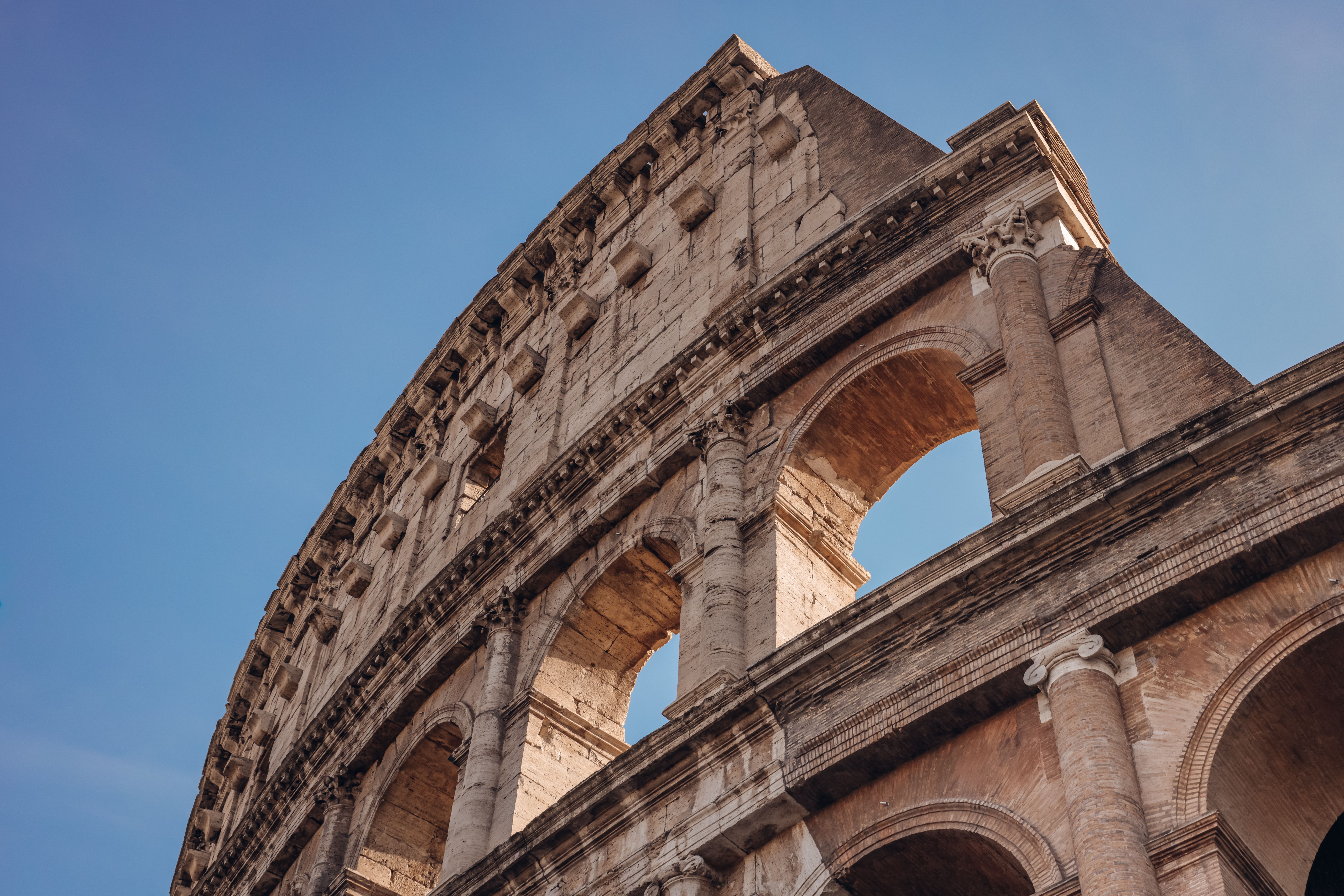 Gratuit Vedere uimitoare în unghi a Colosseumului din Roma sub un cer albastru senin. Fotografie de stoc