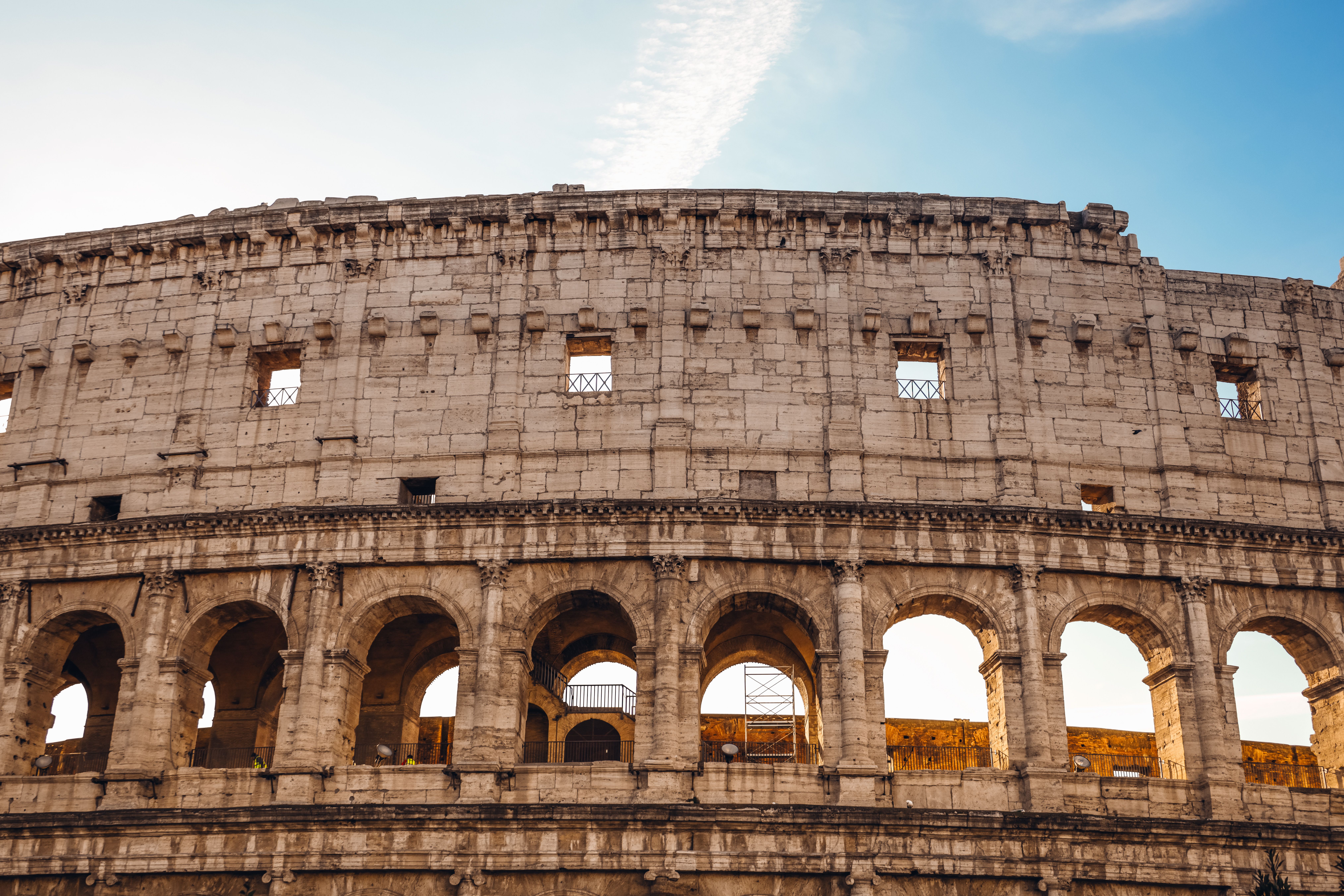 Gratuit Vedere uimitoare a Colosseumului din Roma pe un cer vibrant, surprinzând grandoarea sa antică. Fotografie de stoc