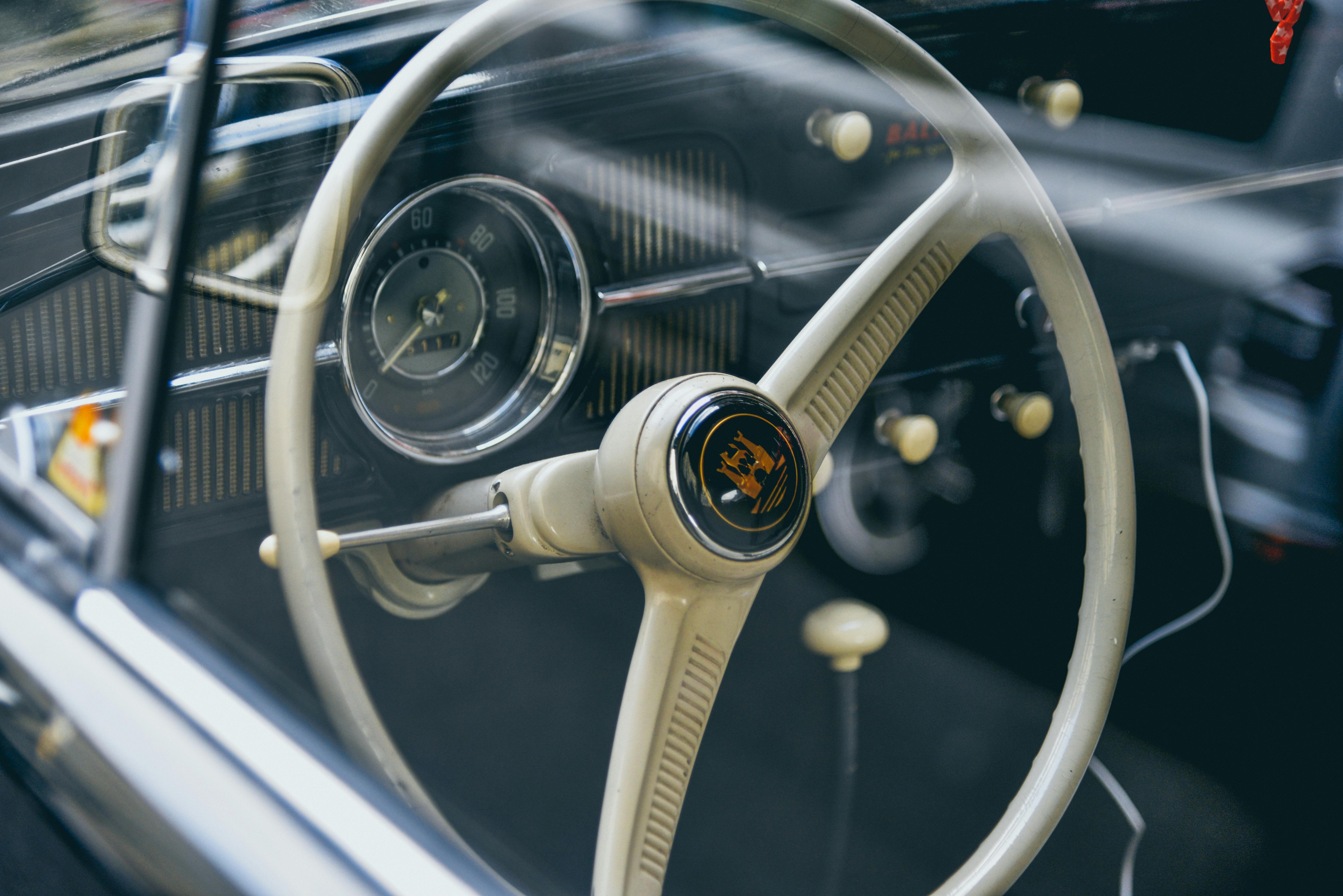 Ücretsiz Klasik bir otomobilin direksiyon simidinin ve gösterge paneli detaylarının yakın çekim görüntüsü, klasik otomotiv havasını yansıtıyor. Stok Fotoğraflar
