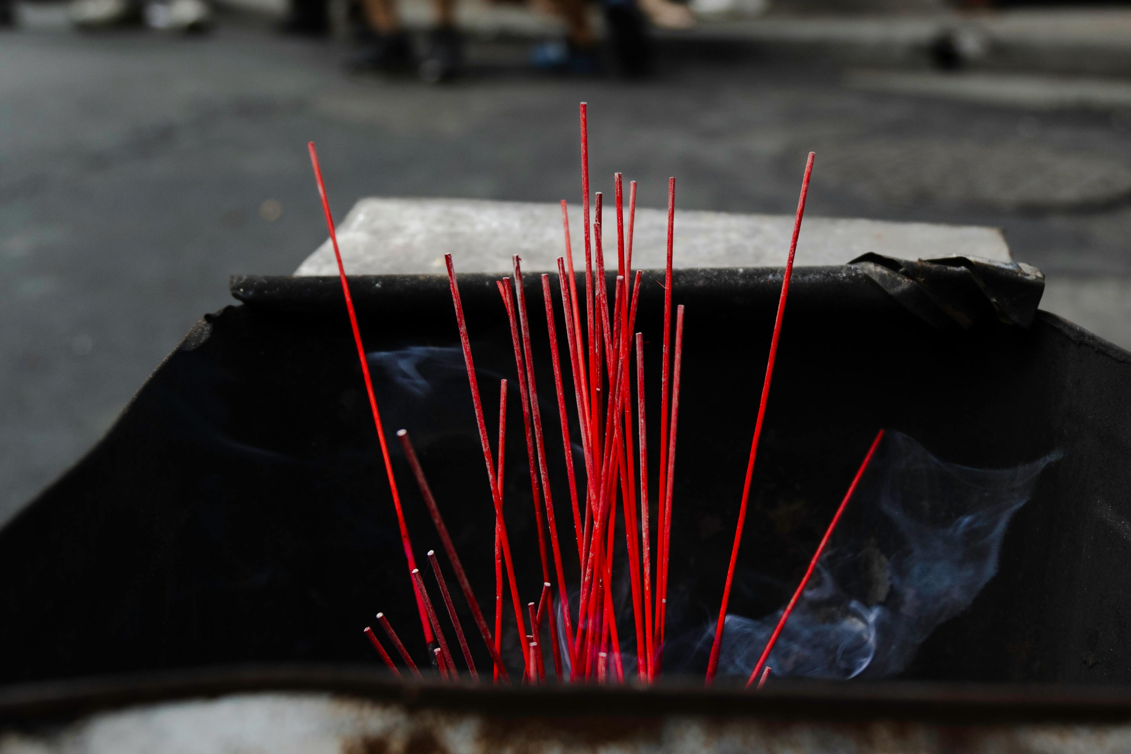 Gratis Dupa merah yang terbakar di luar ruangan, mengeluarkan asap. Foto Stok