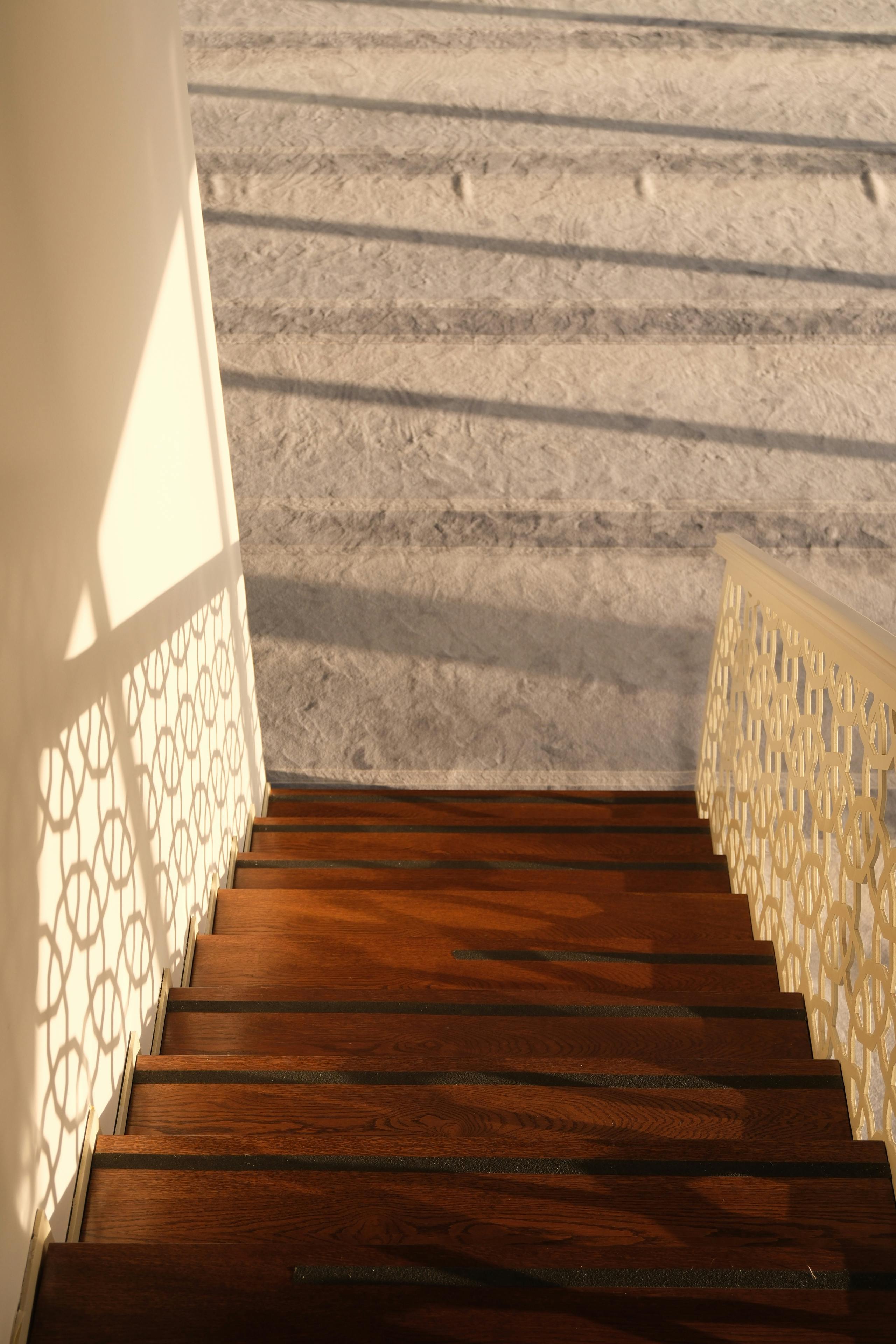 Ücretsiz Denizli'de karla kaplı açık alana çıkan, sıcak tonlarda ahşap merdivenler. Stok Fotoğraflar