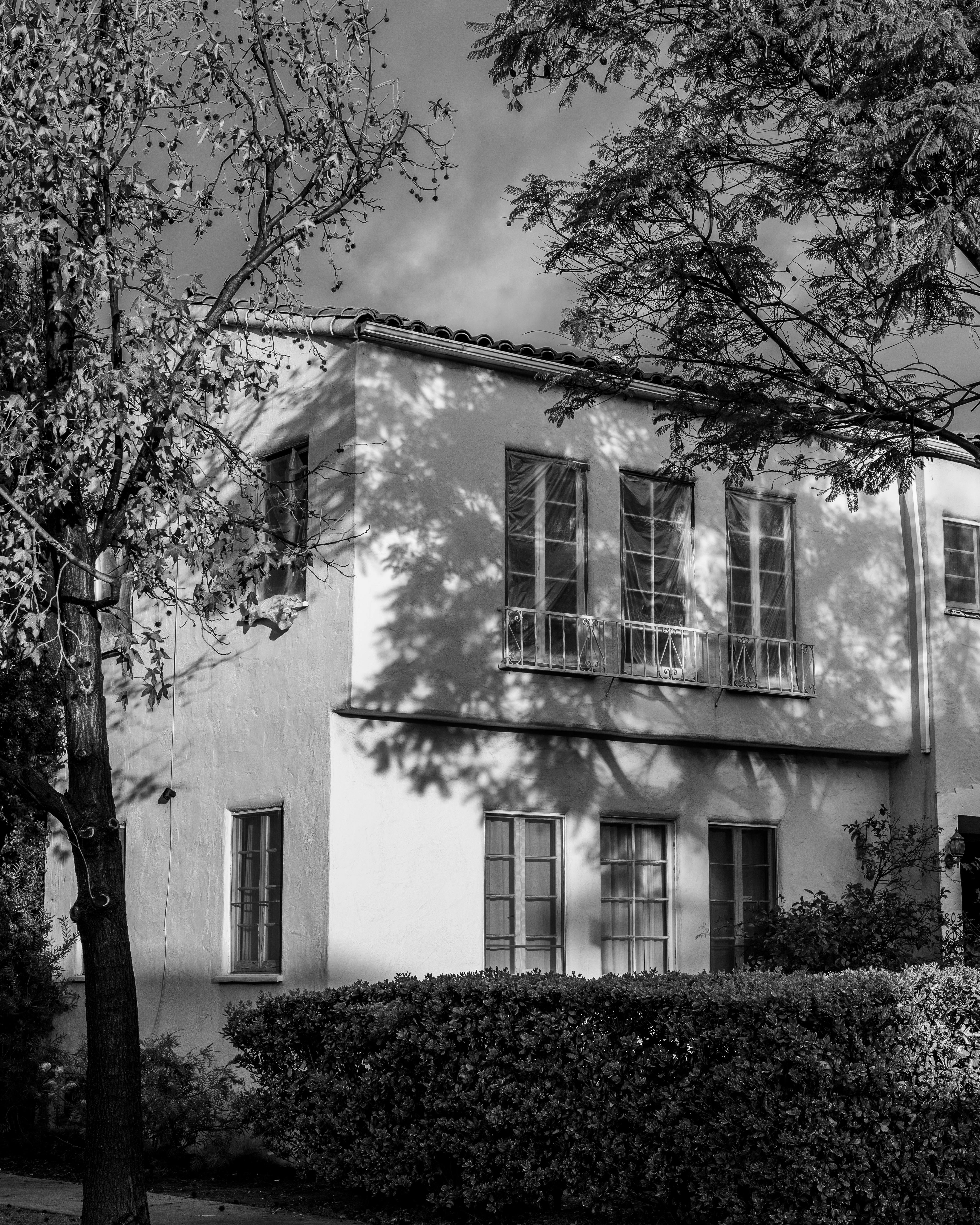 Δωρεάν Μια κλασική ασπρόμαυρη φωτογραφία που απαθανατίζει ένα γοητευτικό σπίτι στο Δυτικό Χόλιγουντ της Καλιφόρνια. Φωτογραφία από στοκ φωτογραφιών