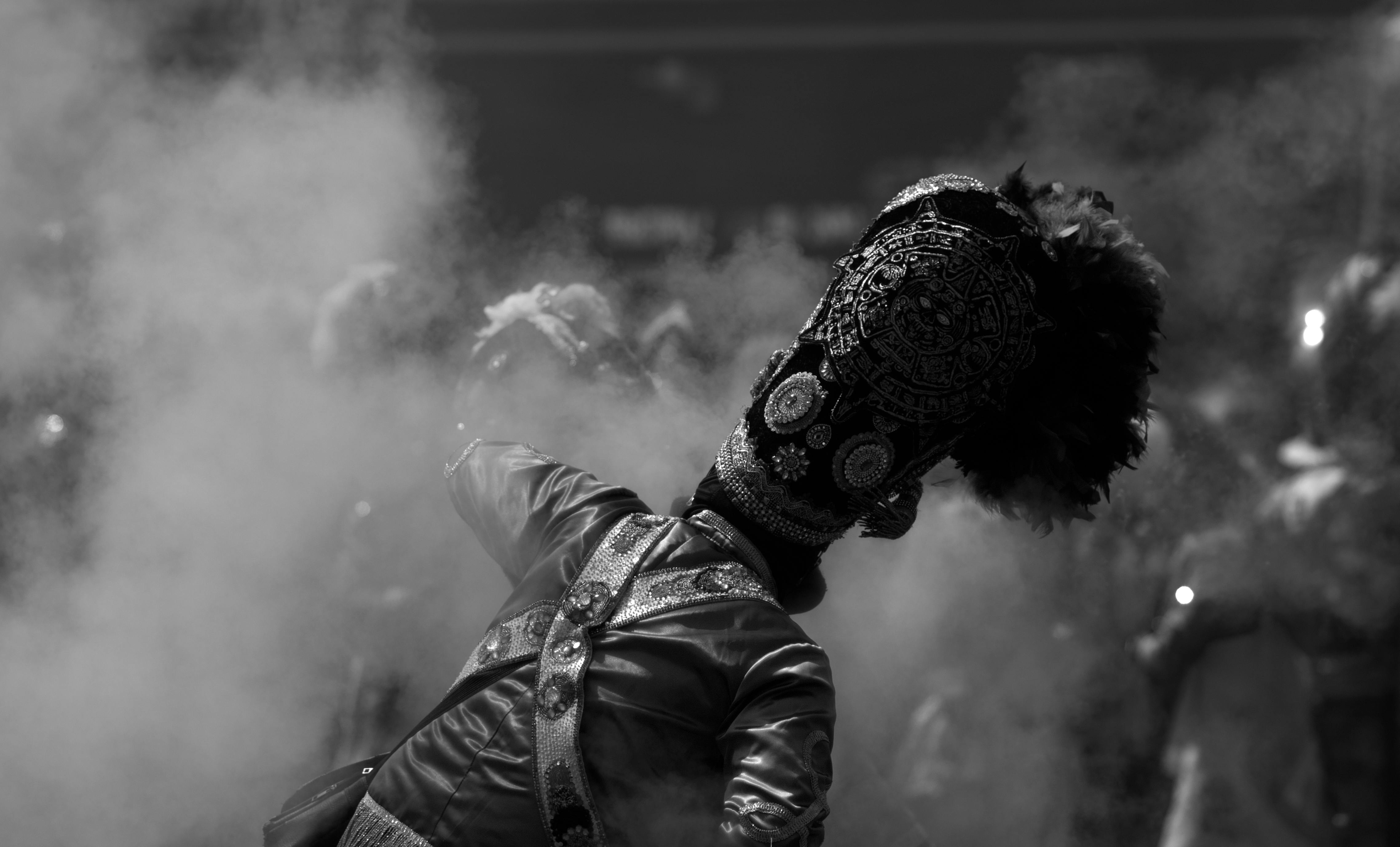 Gratis Foto hitam putih yang mengabadikan kostum tradisional di Karnaval Huejotzingo, Puebla. Foto Stok