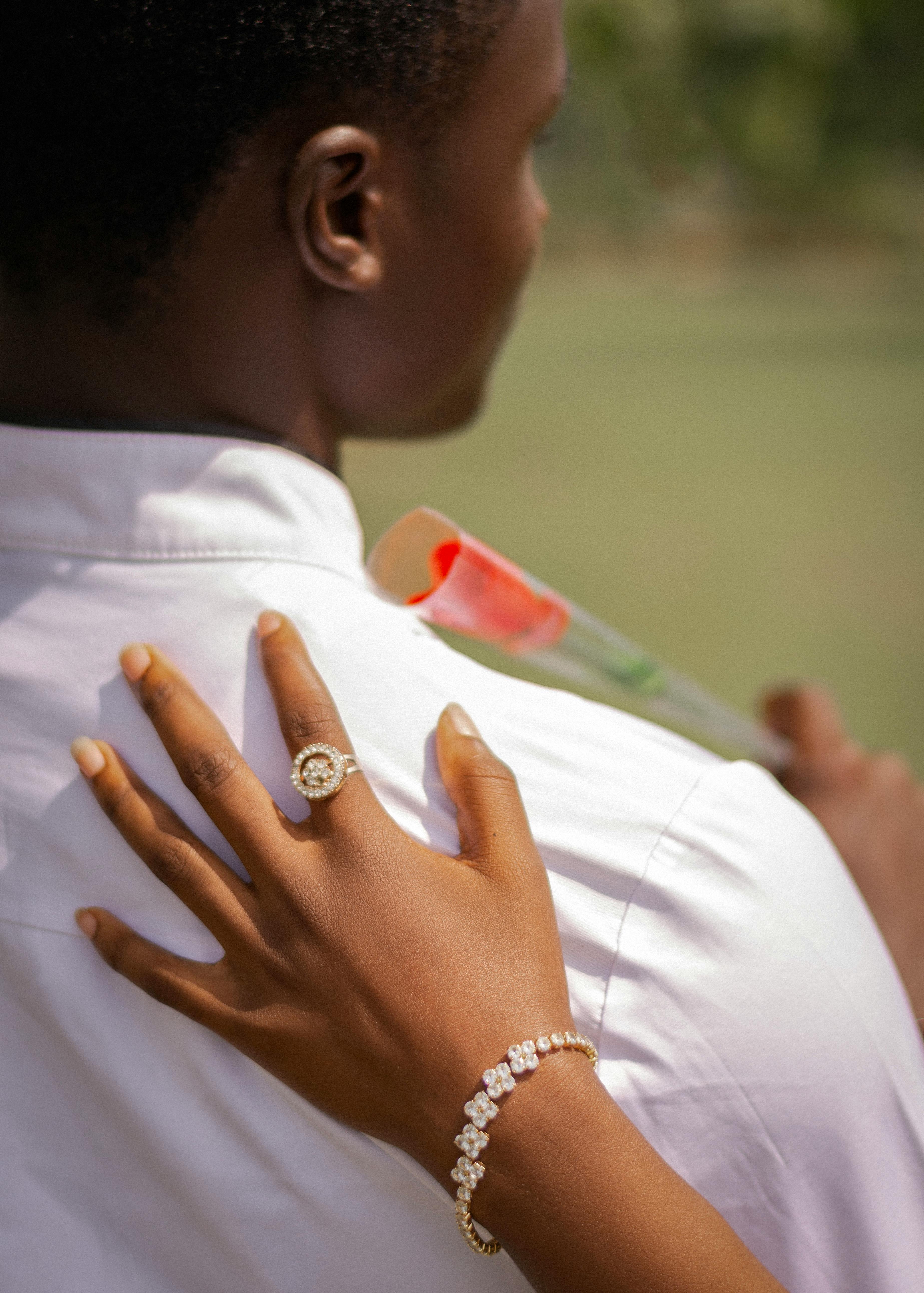 Ücretsiz Nijerya'da bir çiftin elinde gül tutarak yaptığı romantik bir jestin yakın çekim görüntüsü. Stok Fotoğraflar