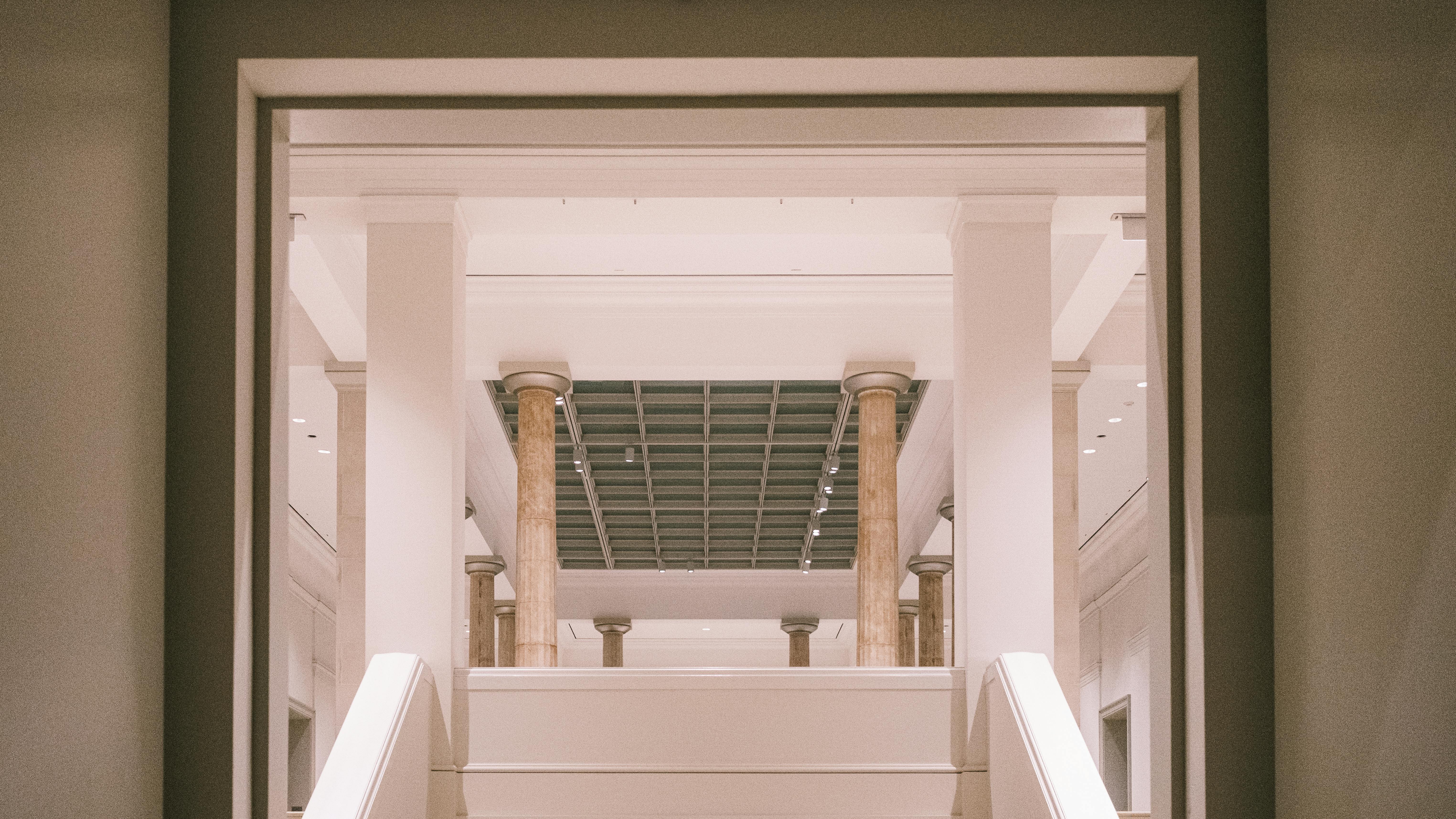 Gratuit Vue d'un intérieur classique avec des colonnes en marbre et un design symétrique. Photos