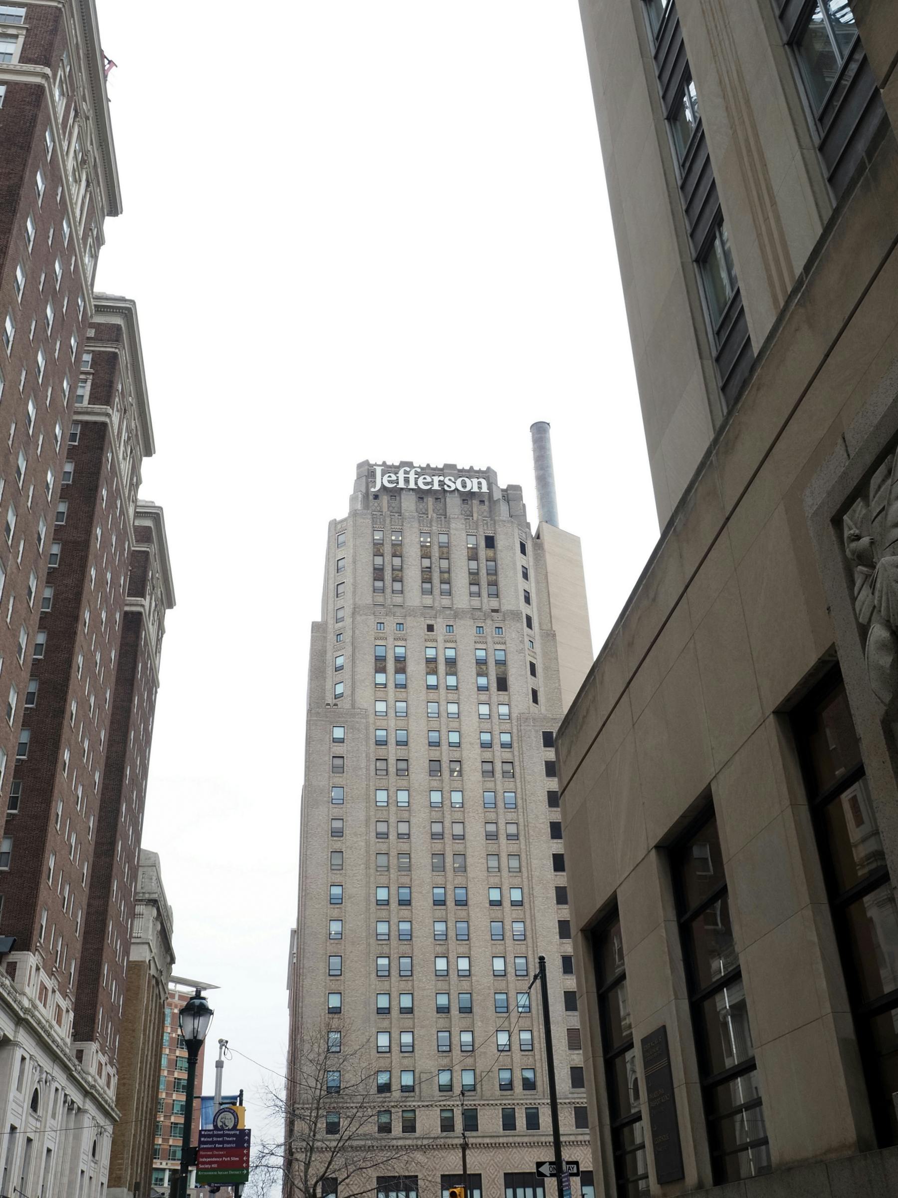 Gratis Pemandangan Gedung Jefferson yang menjulang tinggi di tengah arsitektur bersejarah Philadelphia. Foto Stok