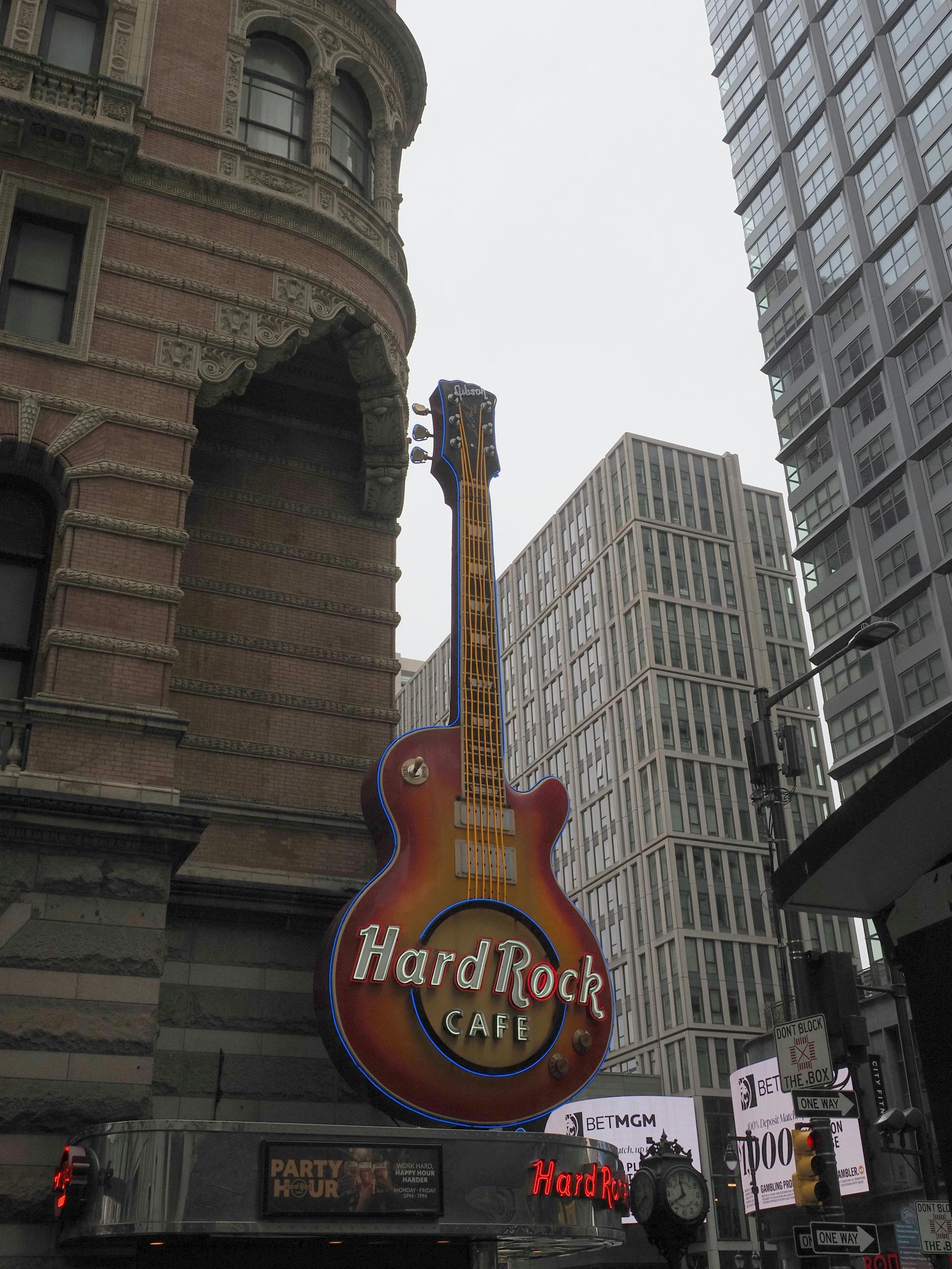 Gratis Pemandangan papan nama gitar Hard Rock Café yang terkenal di tengah gedung-gedung perkotaan di Philadelphia, PA. Foto Stok