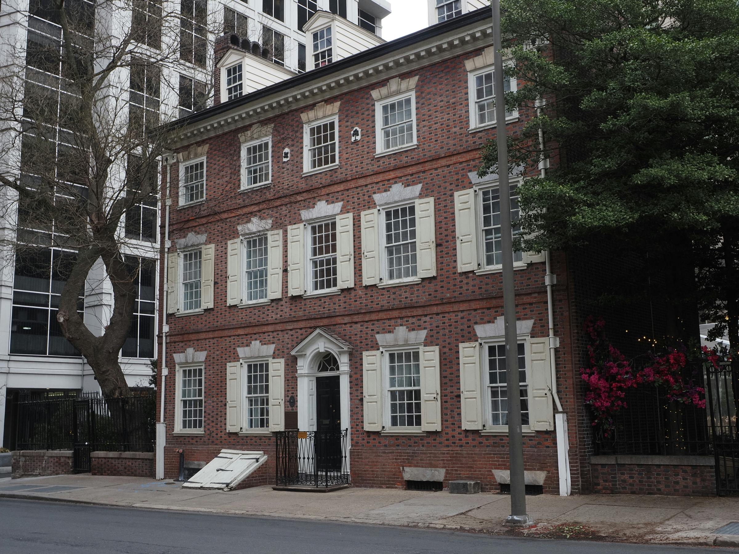 Gratis Bangunan bata tua di Philadelphia, kontras dengan lingkungan modern. Menangkap arsitektur klasik di tengah perkembangan perkotaan. Foto Stok