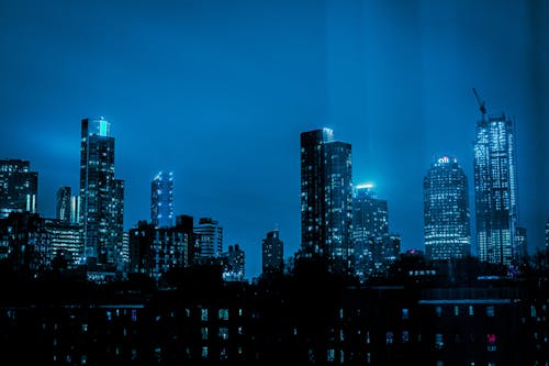 無料 夜間の街のスカイライン 写真素材