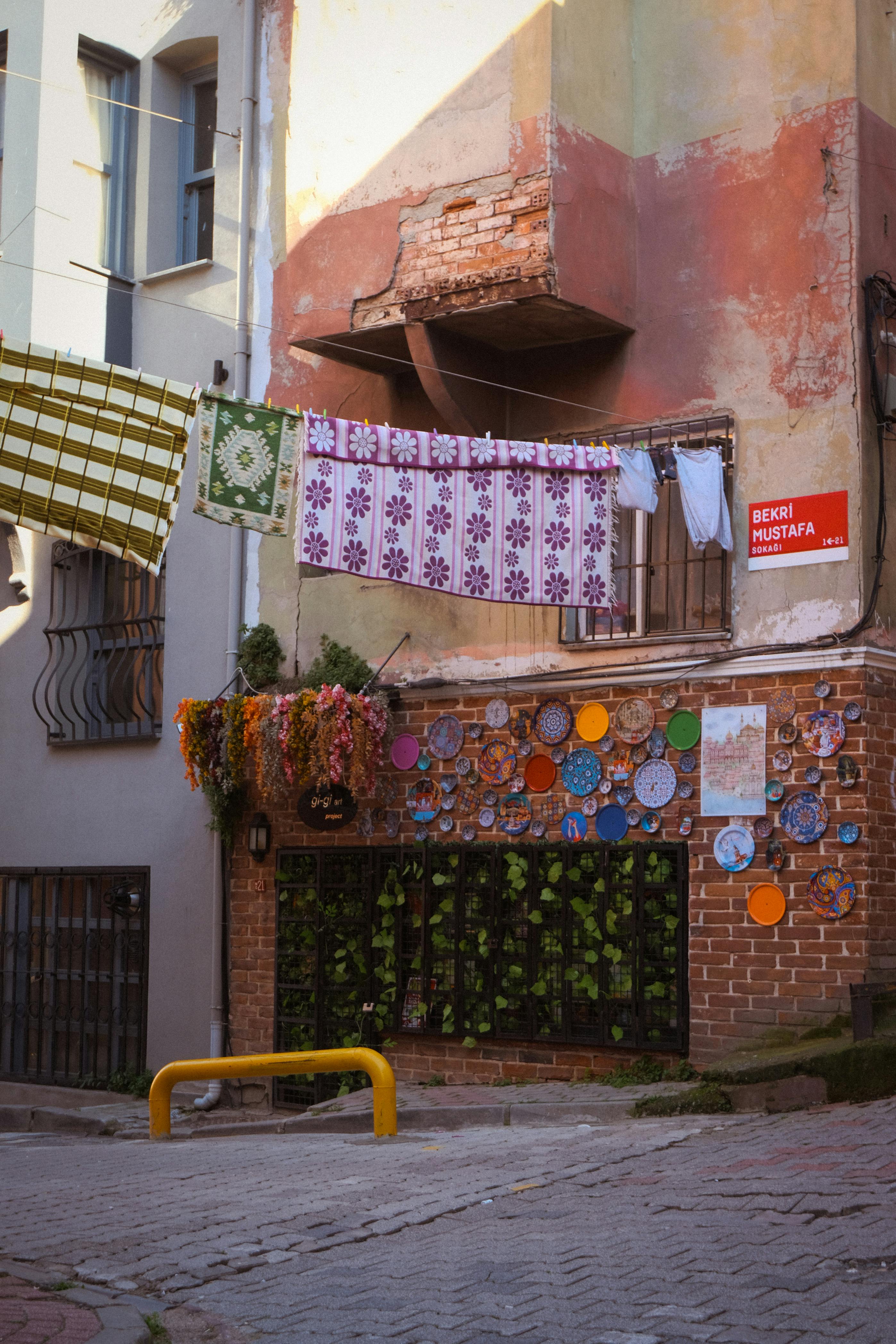 Δωρεάν Πολύχρωμο σκηνικό δρόμων στην Κωνσταντινούπολη με πλυντήρια, φυτά και λεπτομέρειες κτιρίων. Φωτογραφία από στοκ φωτογραφιών