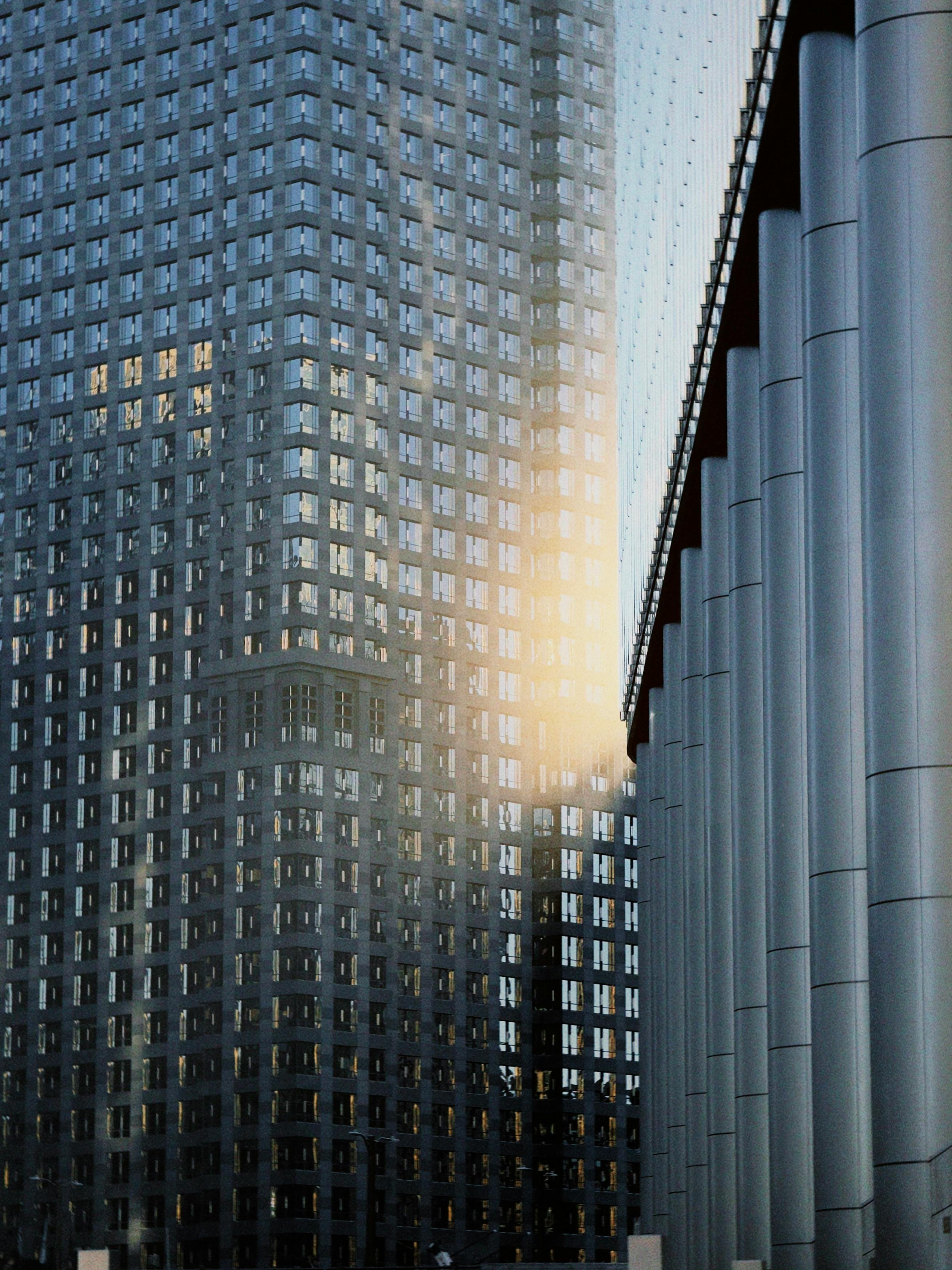 Kostenlos Das Abendlicht spiegelt sich in einem Wolkenkratzer im Zentrum von Chicago mit moderner Architektur. Stock-Foto