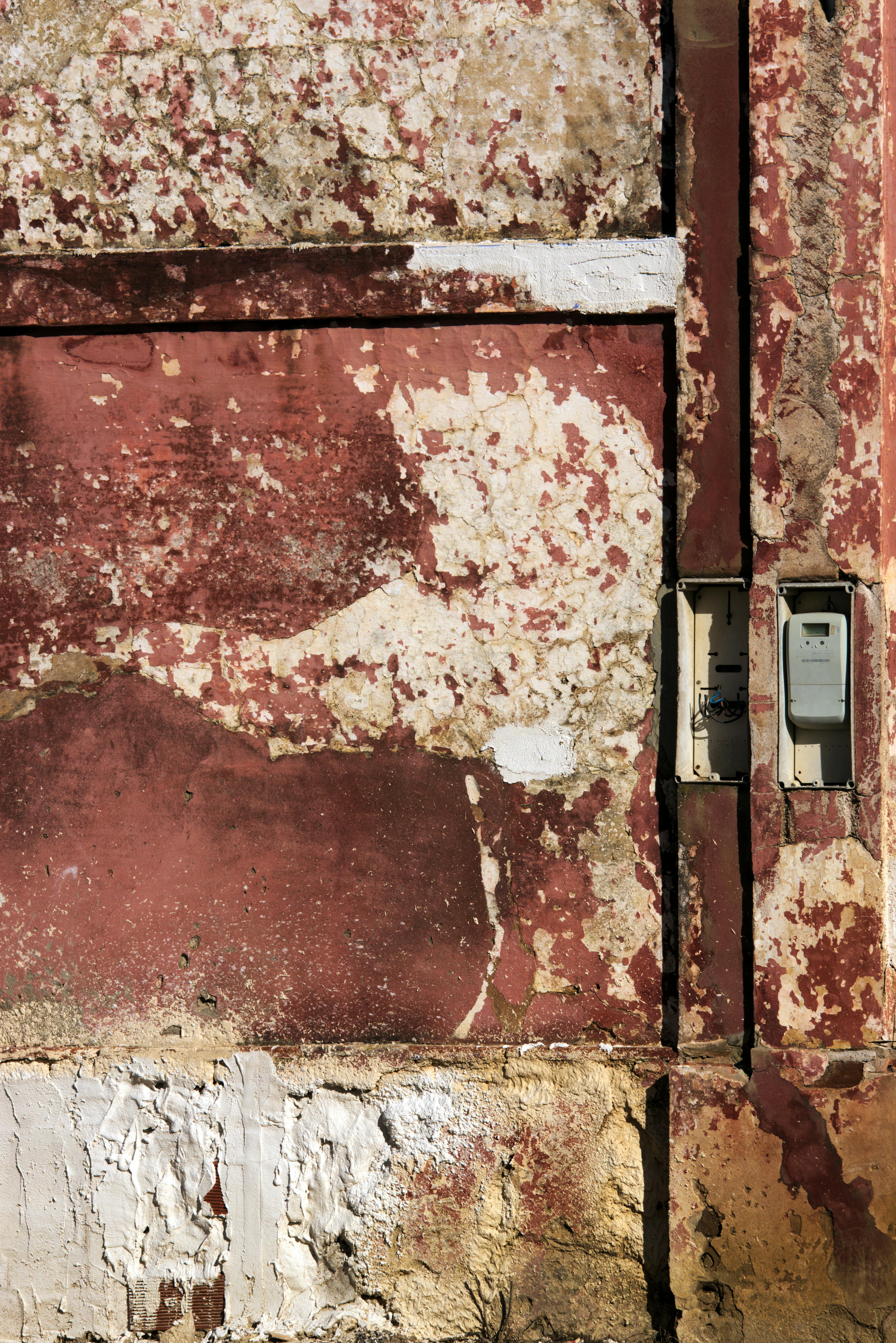 gratis Een rustieke, vervallen rode muur met afbladderende verf in een oud gebouw in Carmona, Spanje. Stockfoto
