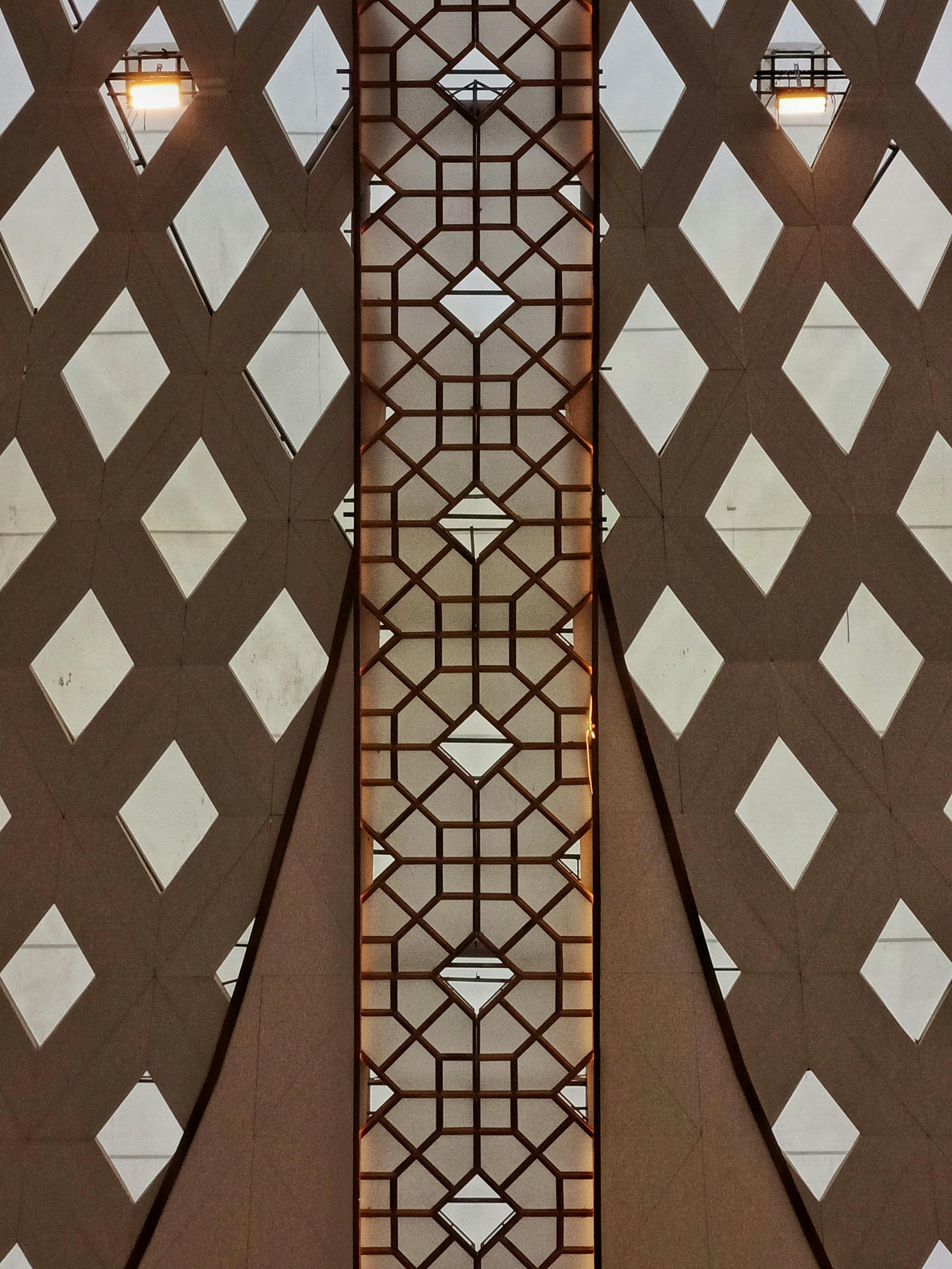 無料 インドネシアのジャワ・バラットにある建物の複雑な幾何学模様。 写真素材