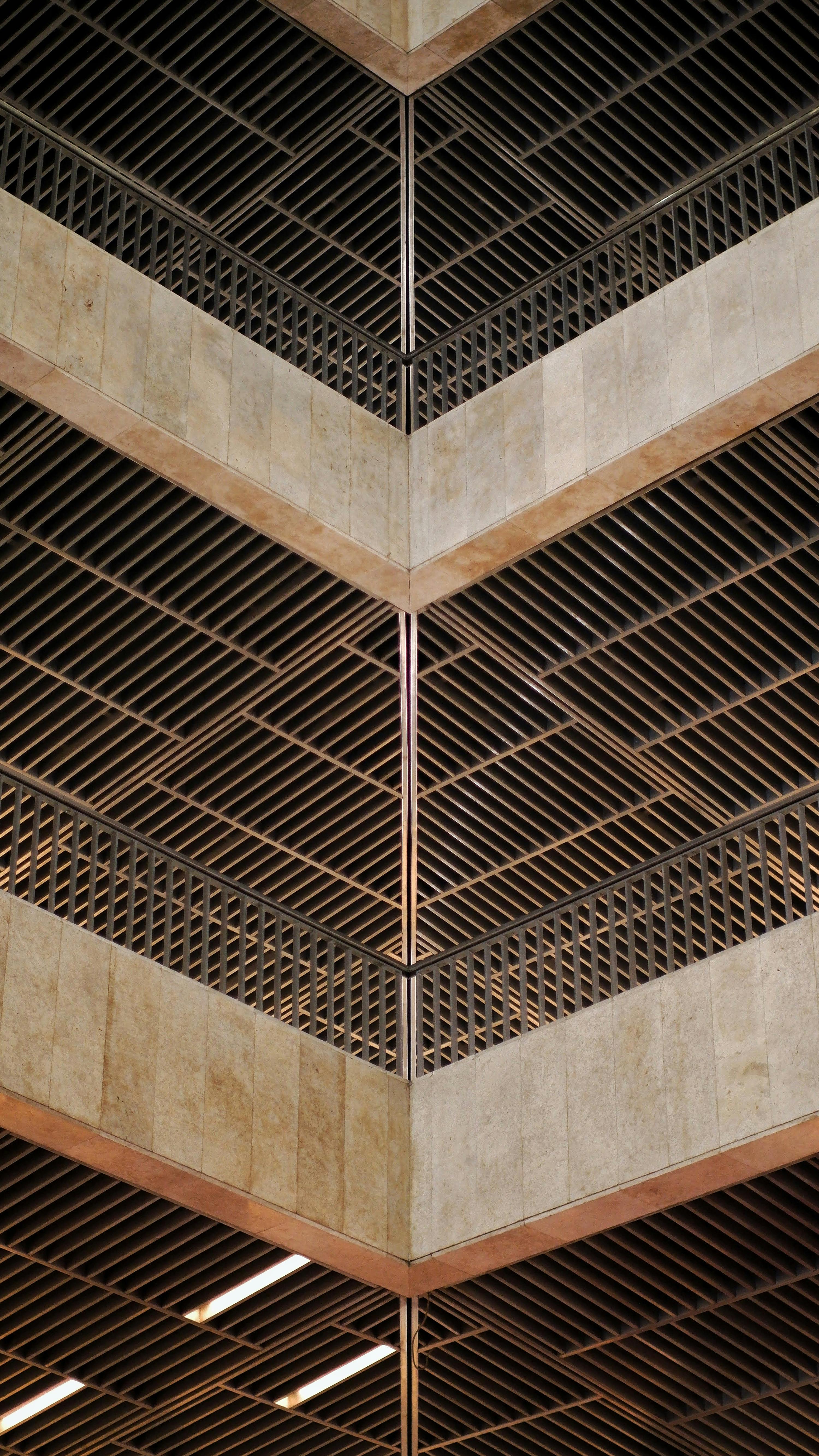 Δωρεάν Περίπλοκος γεωμετρικός αρχιτεκτονικός σχεδιασμός στην Τζακάρτα, που αναδεικνύει τον αστικό μοντερνισμό. Φωτογραφία από στοκ φωτογραφιών