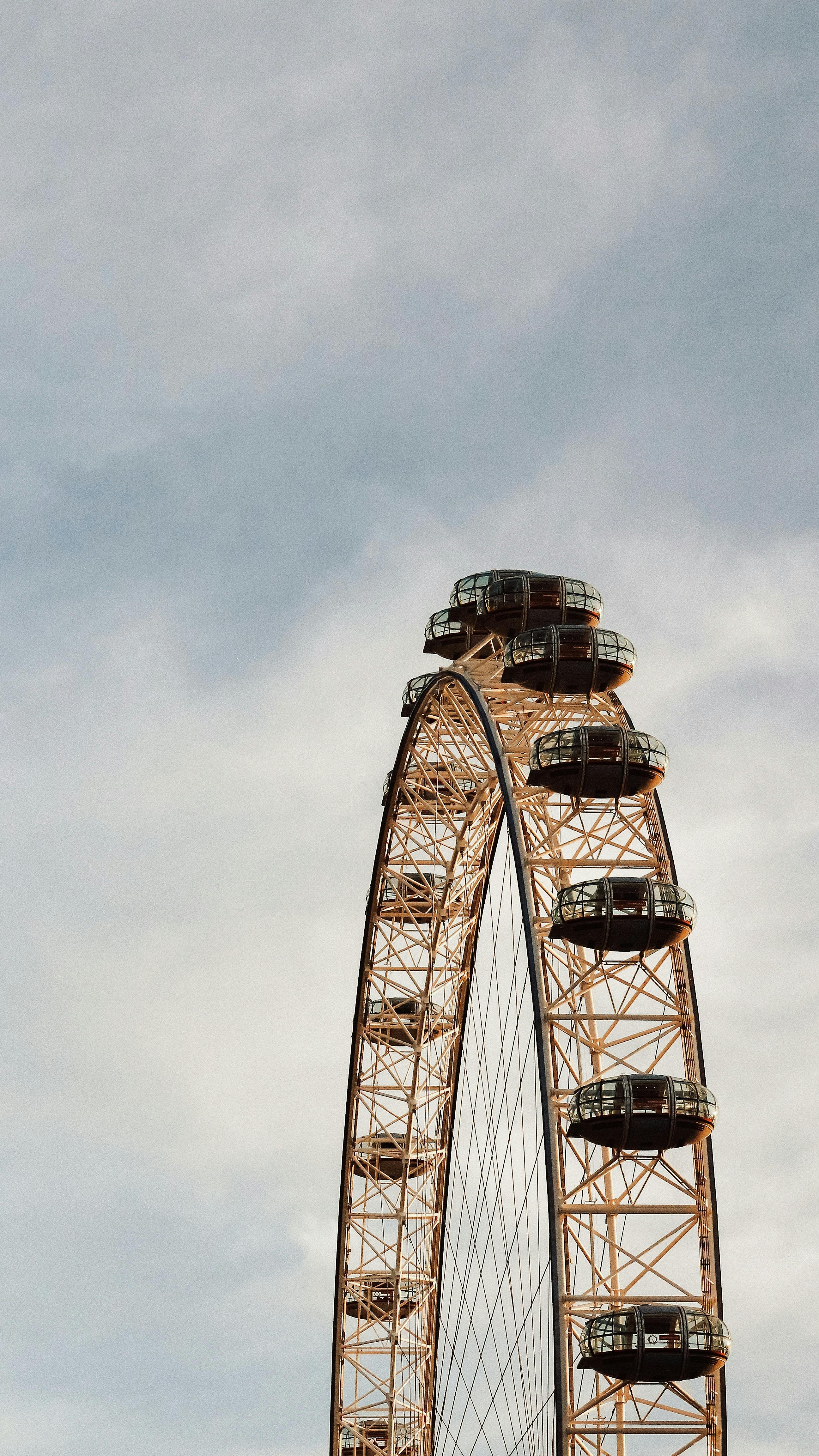 gratis Een indrukwekkend uitzicht op het reuzenrad London Eye, met op de achtergrond een bewolkte hemel. Stockfoto