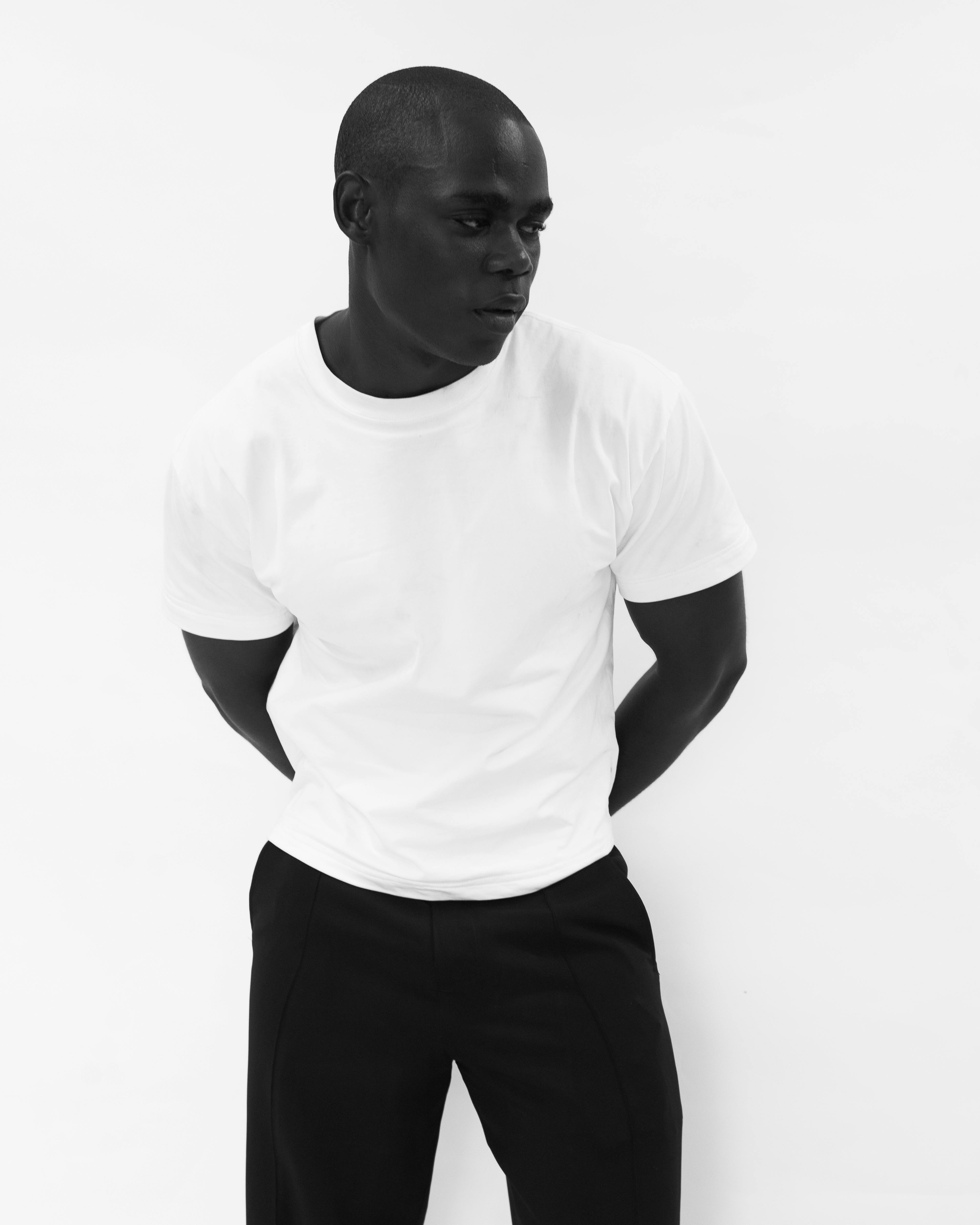 grátis Elegante retrato em preto e branco de um homem adulto em um ambiente minimalista, exibindo moda moderna. Foto profissional