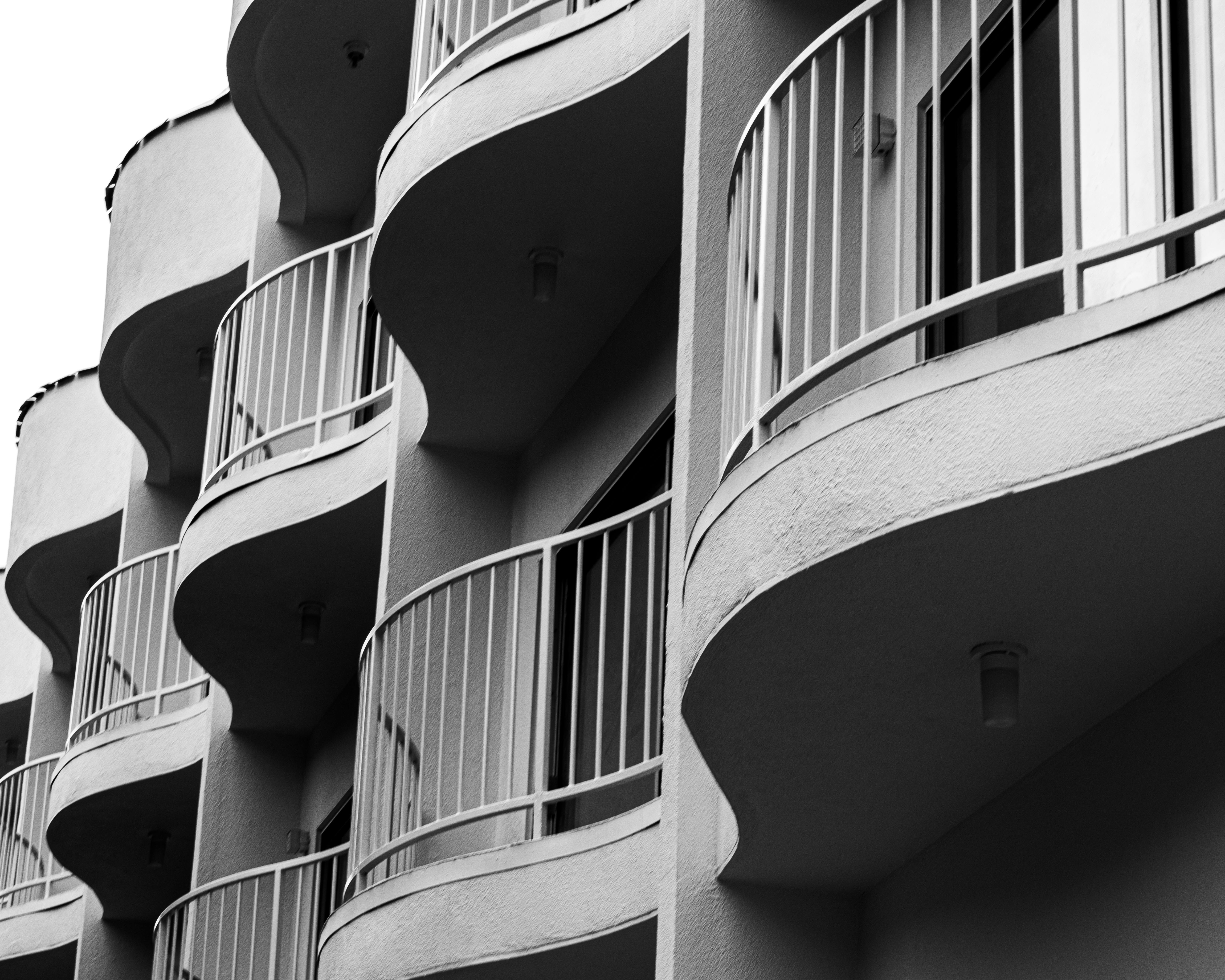 Δωρεάν Σαγηνευτική ασπρόμαυρη φωτογραφία μοντέρνων μπαλκονιών που αναδεικνύουν μοναδικό αρχιτεκτονικό σχεδιασμό. Φωτογραφία από στοκ φωτογραφιών