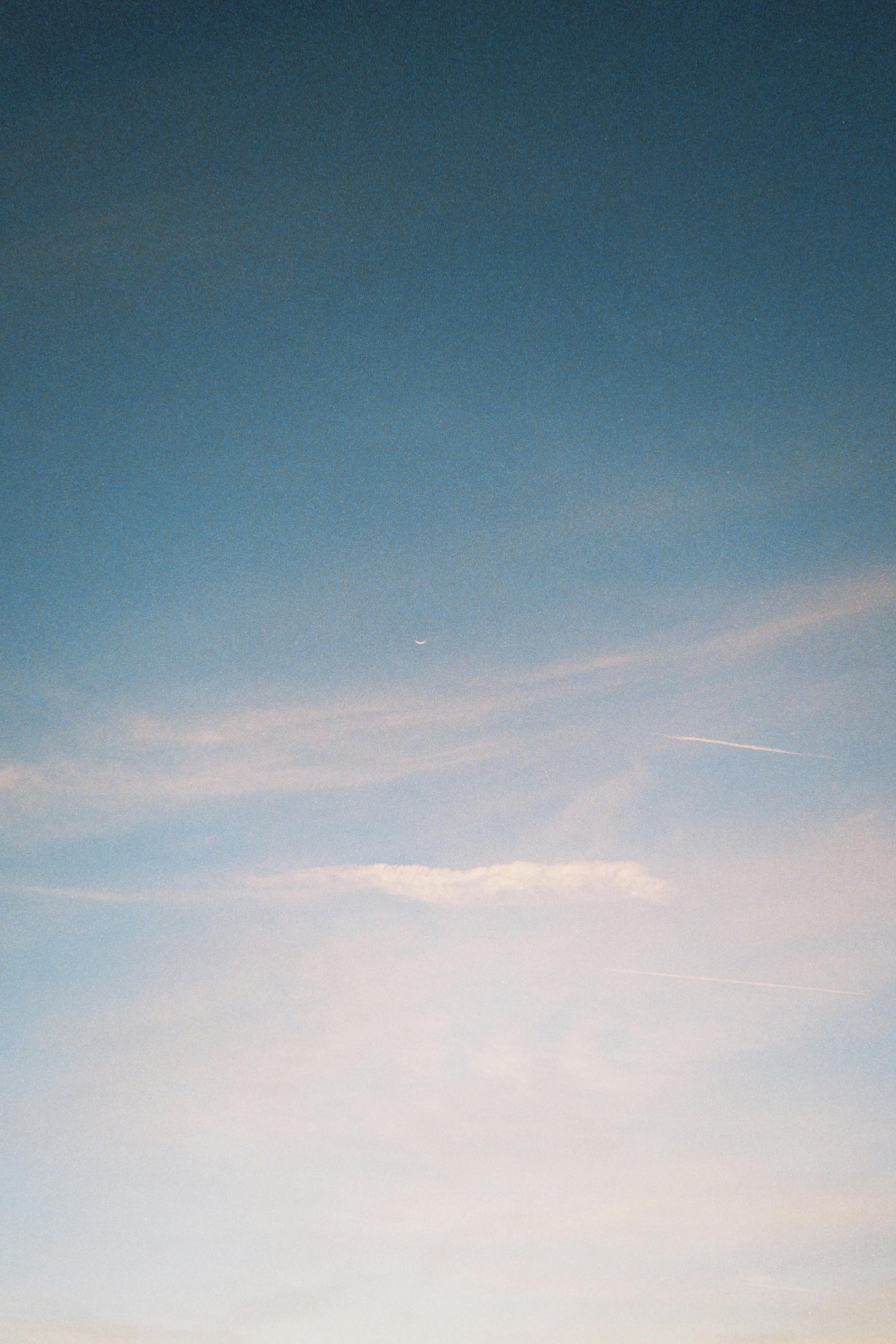 Gratuit Ciel bleu tranquille parsemé de nuages ​​fins et striés au coucher du soleil, créant une atmosphère paisible. Photos