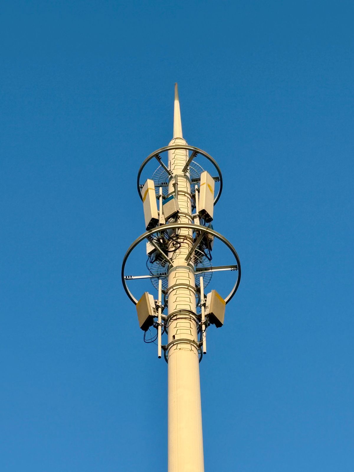 Panel de fibra óptica con transceptores SFP+ instalados en bastidor de centro de datos