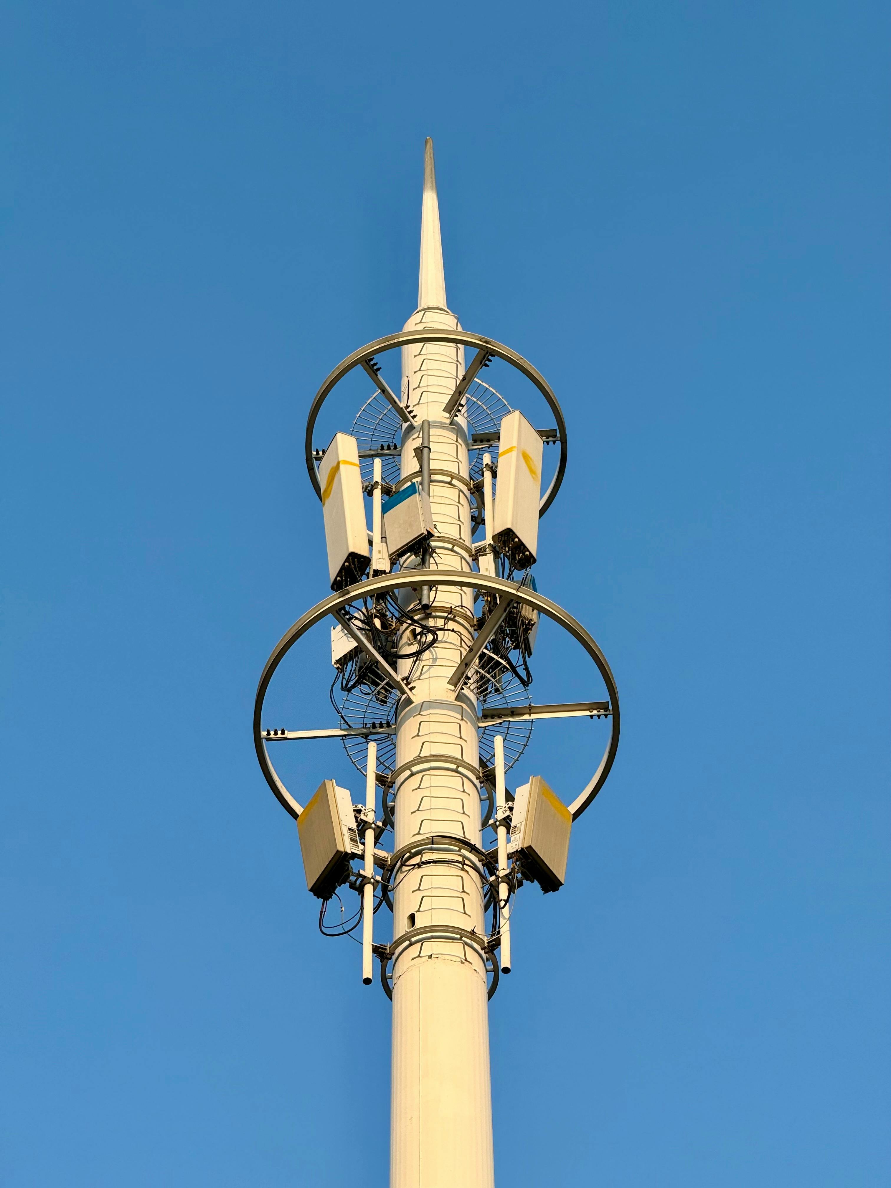 Δωρεάν Αποτυπώστε εκπληκτικές λεπτομέρειες ενός σύγχρονου πύργου κινητής τηλεφωνίας με φόντο έναν έντονο γαλάζιο ουρανό. Φωτογραφία από στοκ φωτογραφιών