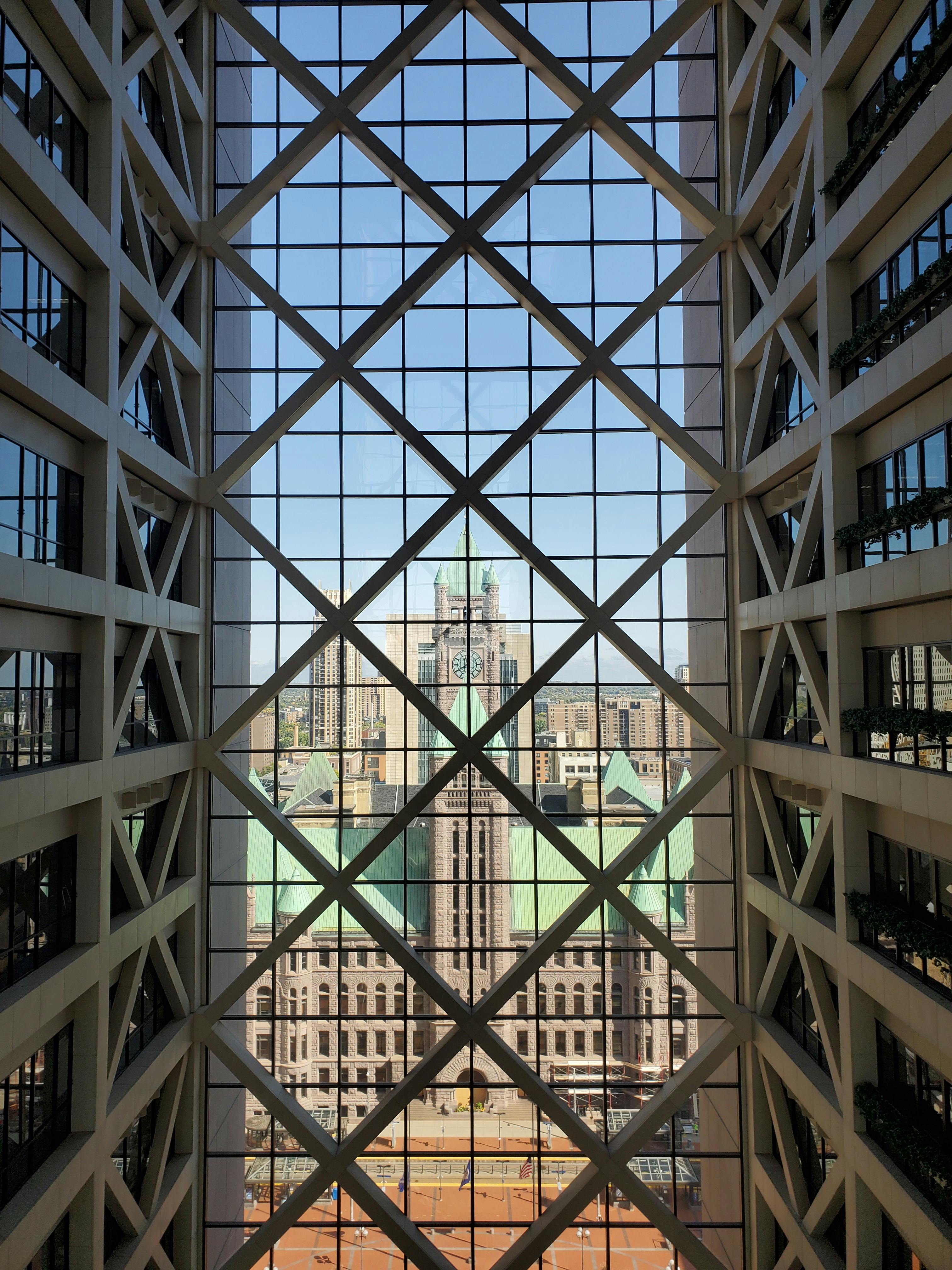 Kostenlos Sich kreuzende Balken rahmen das Rathaus von Minneapolis ein und präsentieren geometrische Architektur. Stock-Foto