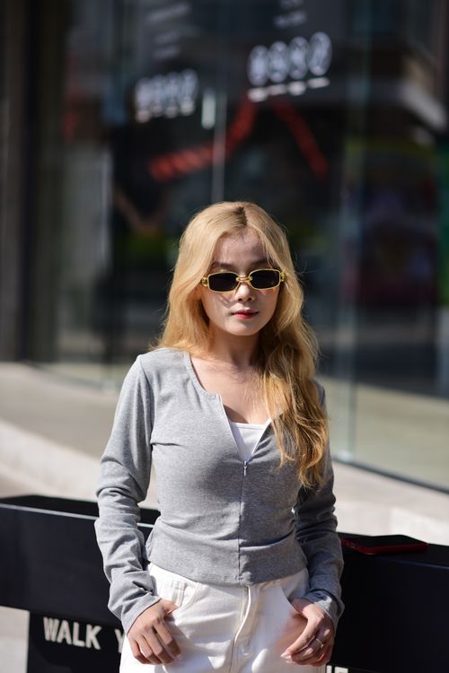Free Fashionable woman with sunglasses in urban setting, casual chic look. Stock Photo