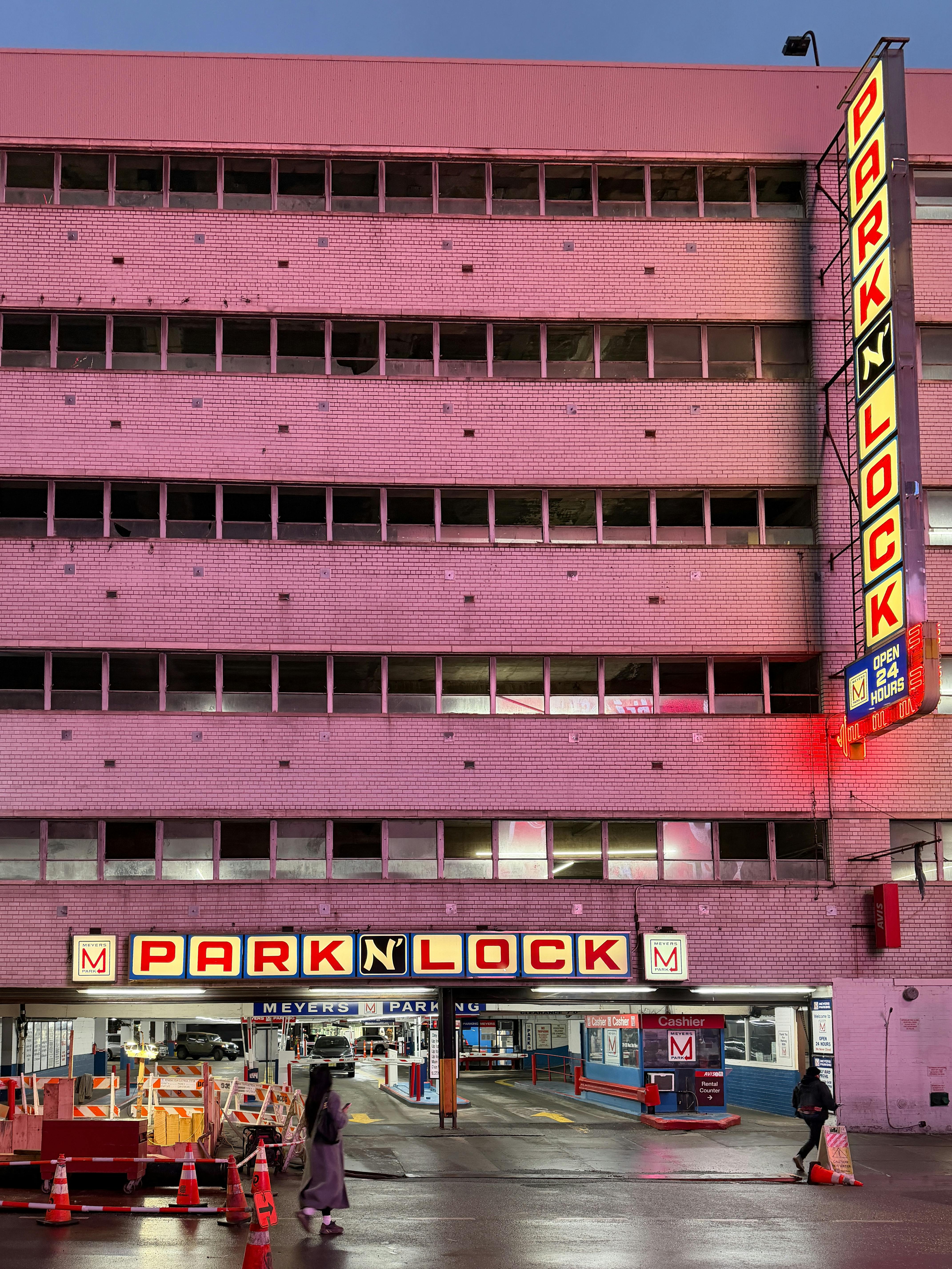 無料 夕暮れ時のニューヨーク市パークアンドロック駐車場、活気ある都市の風景。 写真素材