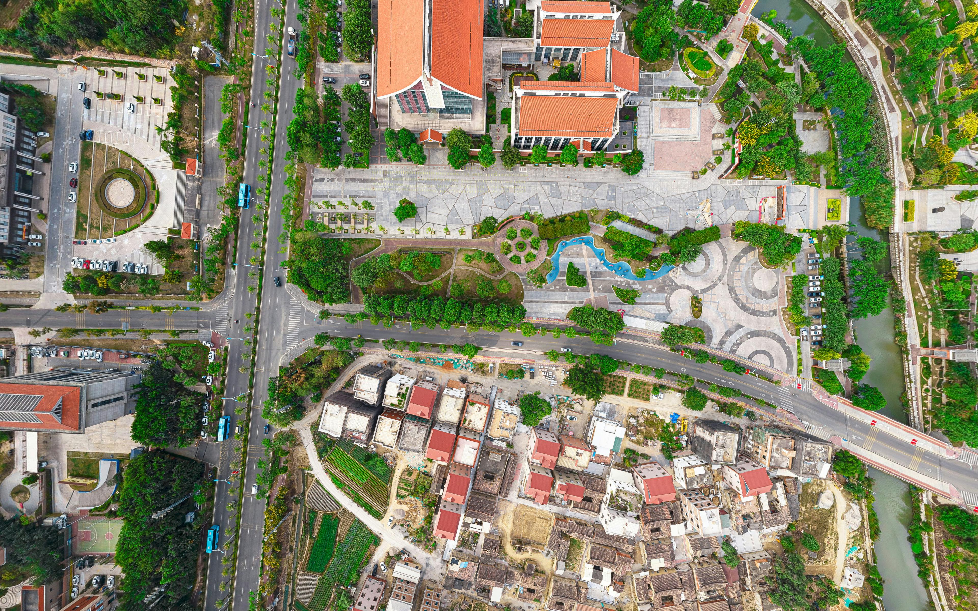 Δωρεάν Πολύχρωμη αεροφωτογραφία ενός αστικού τοπίου που αναδεικνύει δρόμους, κτίρια και χώρους πρασίνου. Φωτογραφία από στοκ φωτογραφιών