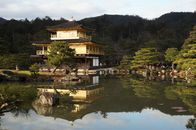京都金阁寺的宁静景色倒映在平静的池塘中