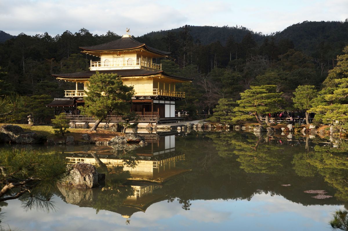 Pabellón Dorado Kinkaku-ji reflejado en el estanque, Kioto