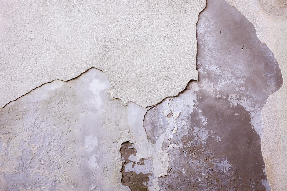 Spachtelmasse wird mit der Glättekelle gleichmäßig auf die Wand aufgezogen