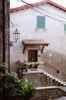 古朴的意大利乡村小屋，充满乡村魅力，色彩鲜艳的百叶窗，以及郁郁葱葱的绿植。 - 相关推荐