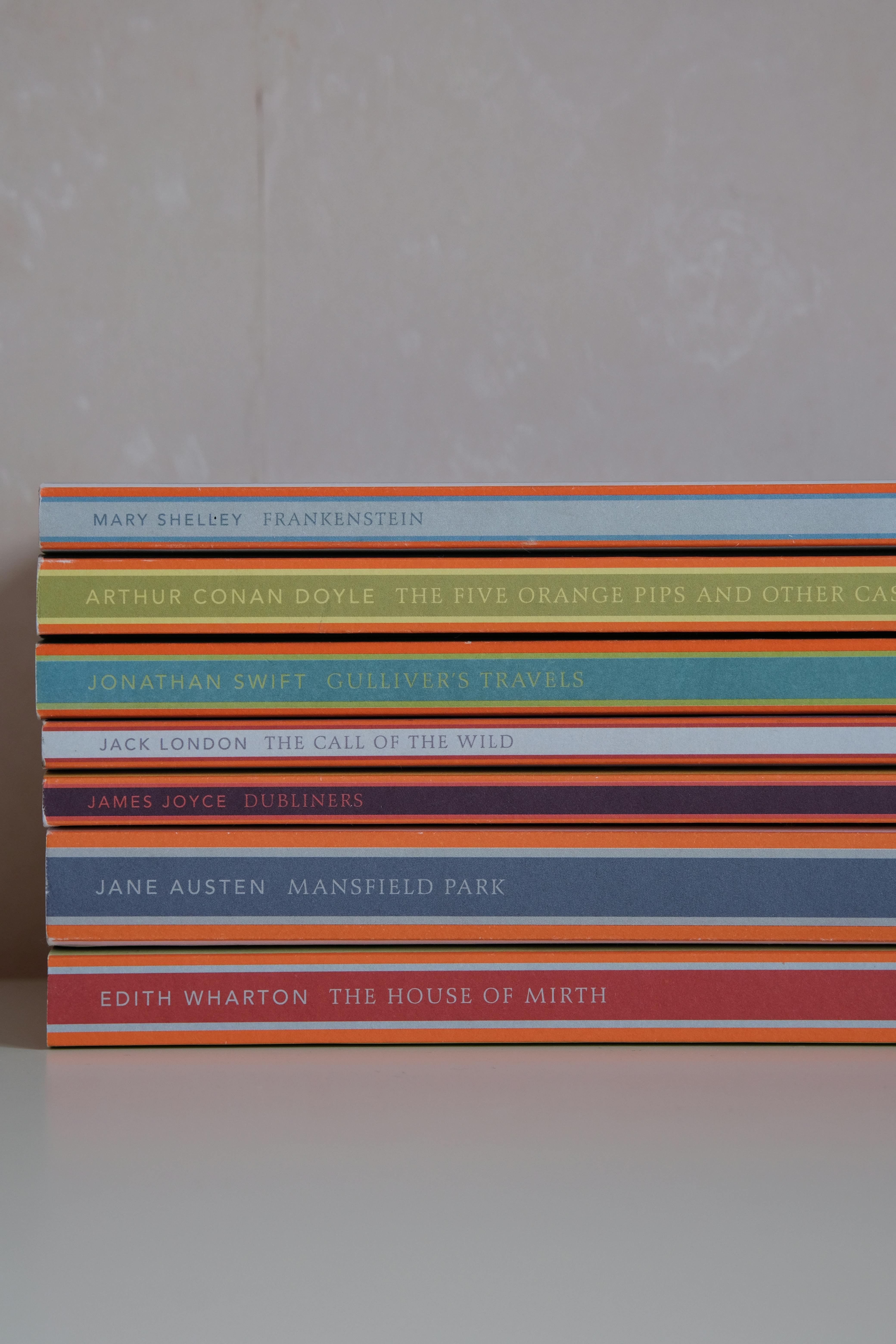 Gratis En fargerik stabel med kjente klassiske litteraturbøker pent arrangert på en hylle. Arkivbilde