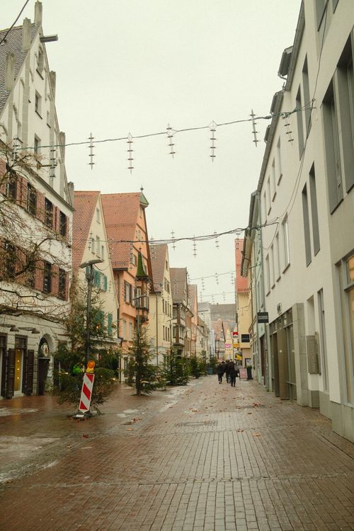 Free Picturesque street view of Ulm, Germany in winter, showcasing historic architecture and holiday decorations. Stock Photo