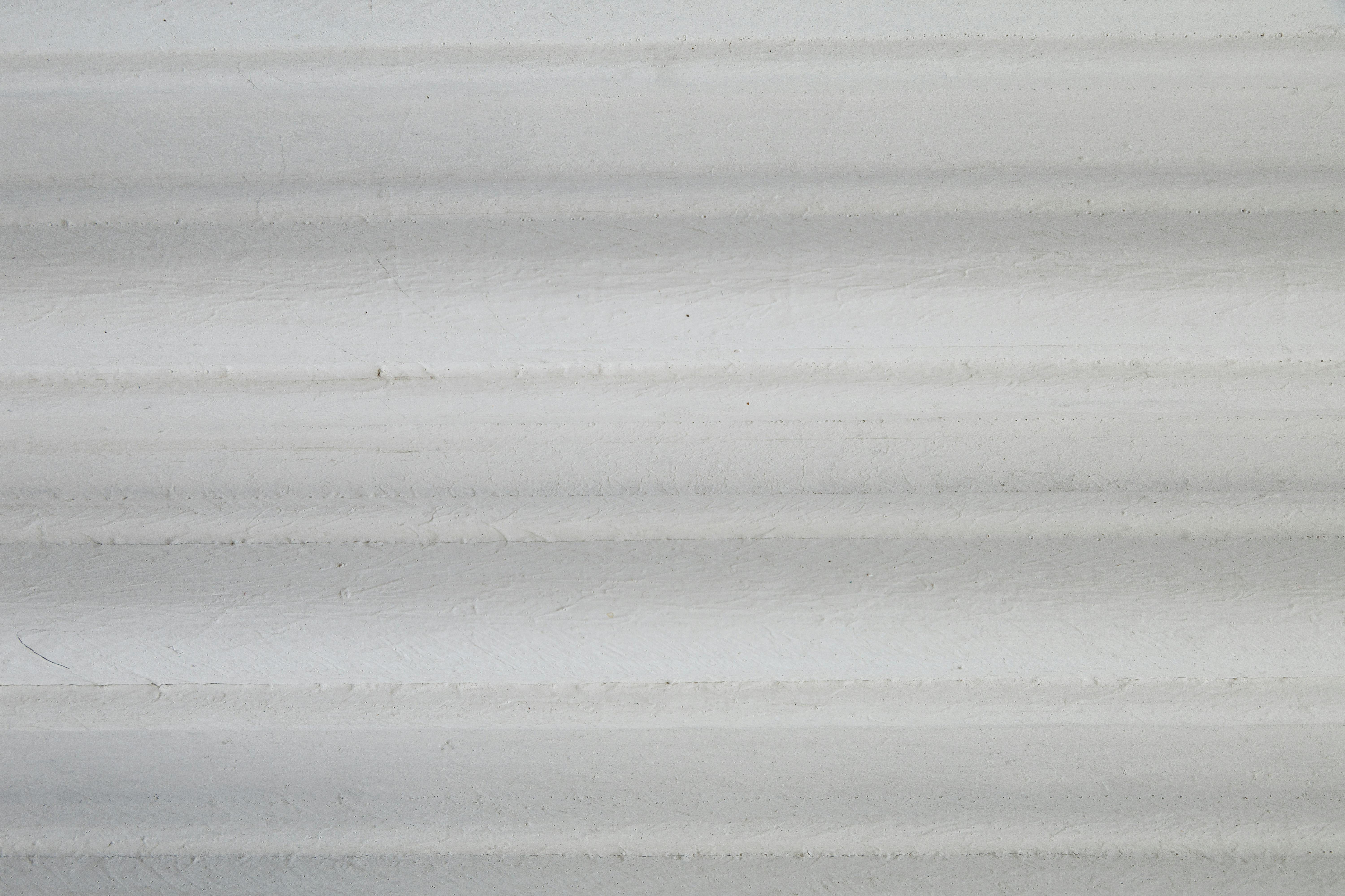 Gratis Primer plano de una superficie texturizada blanca con líneas paralelas y sombras. Foto de stock